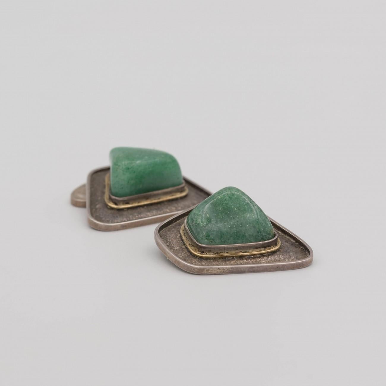 English Aventurine stone cufflinks with bark decorated silver and silver-gilt mounts. Hallmarked London 1975 Maker RDS.

Dimensions: 26 mm x 30 mm x 11 mm

Bentleys are Members of LAPADA, the London and Provincial Antique Dealers Association.