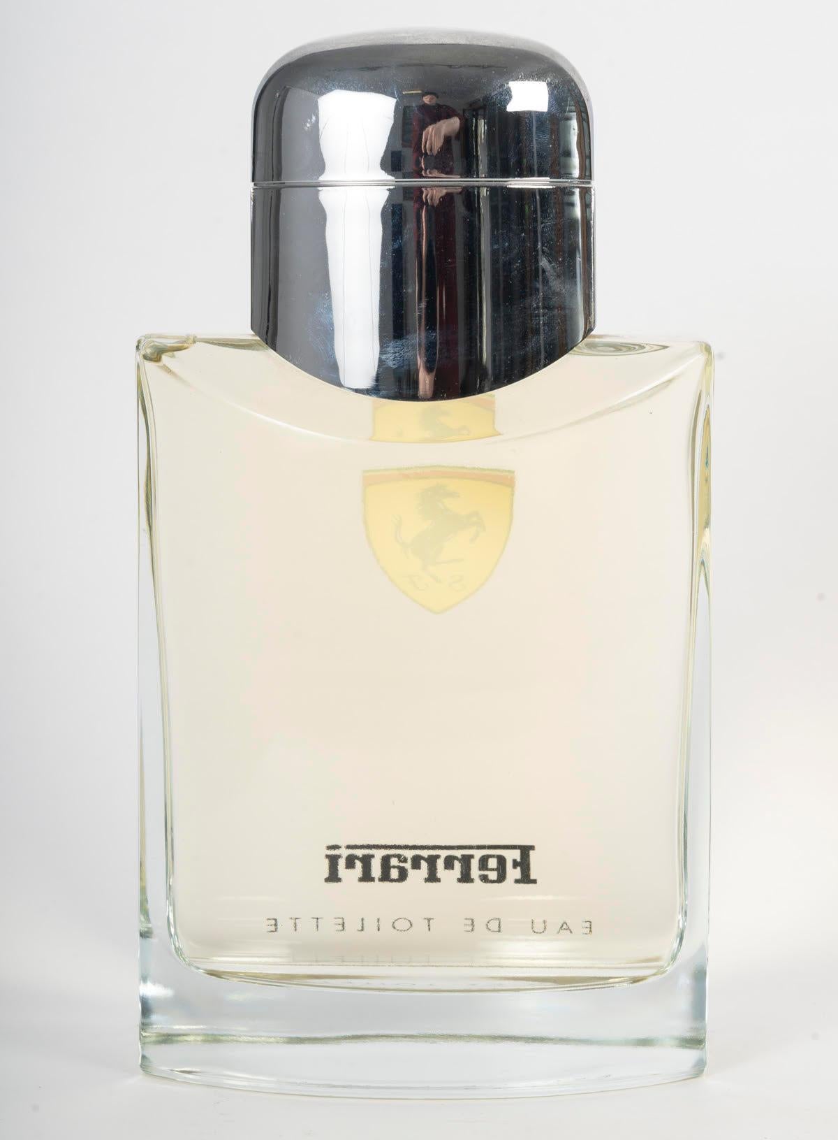 Moderno Bottiglia pubblicitaria, bottiglia di profumo gigante, profumo Ferrari, circa 1980. in vendita
