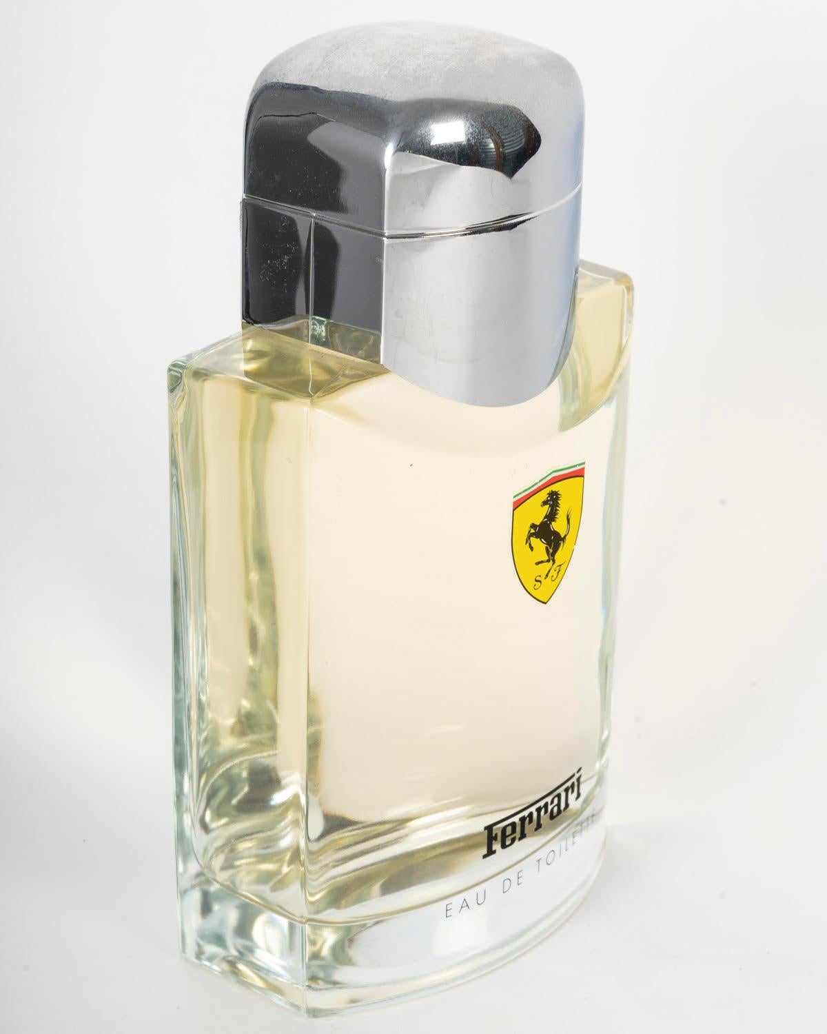 Bottiglia pubblicitaria, bottiglia di profumo gigante, profumo Ferrari, circa 1980. In condizioni buone in vendita a Saint-Ouen, FR