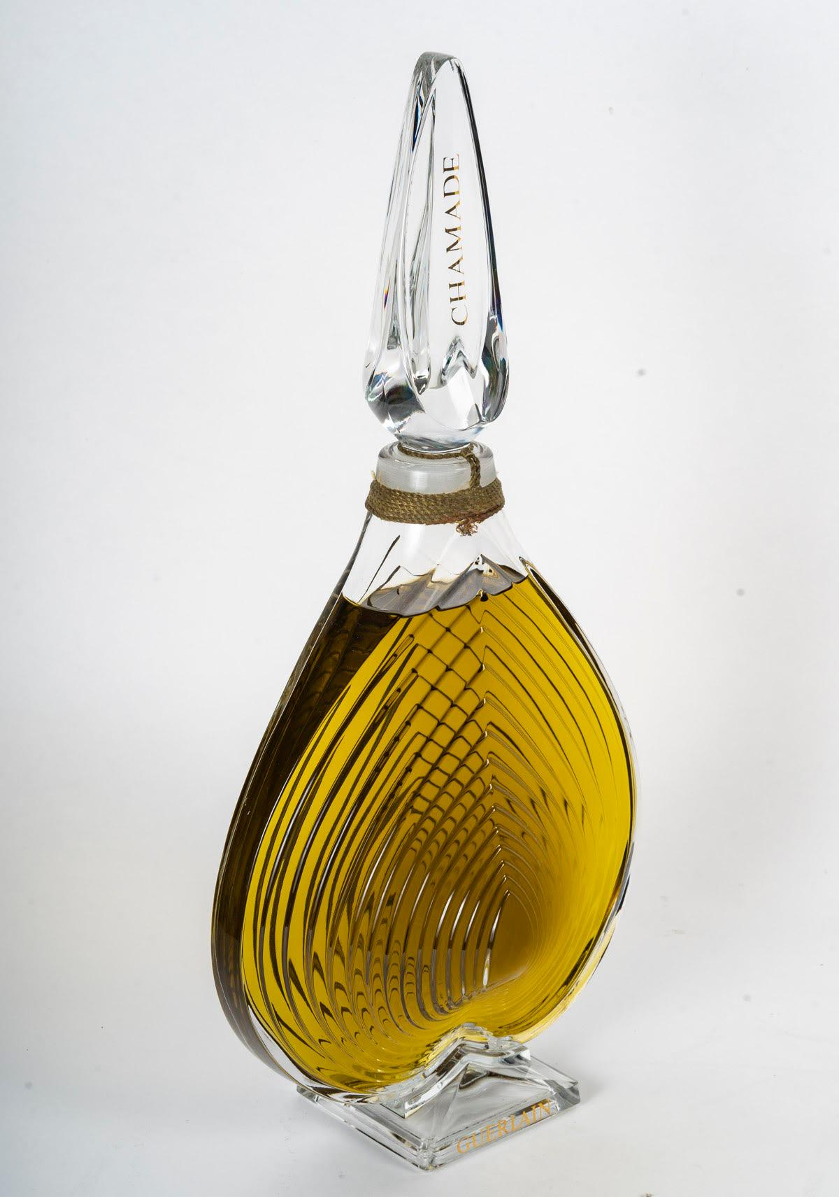 Botella Publicitaria, Botella Perfume Gigante, Perfume Guerlain, Chamade, Cristal. Moderno de mediados de siglo en venta