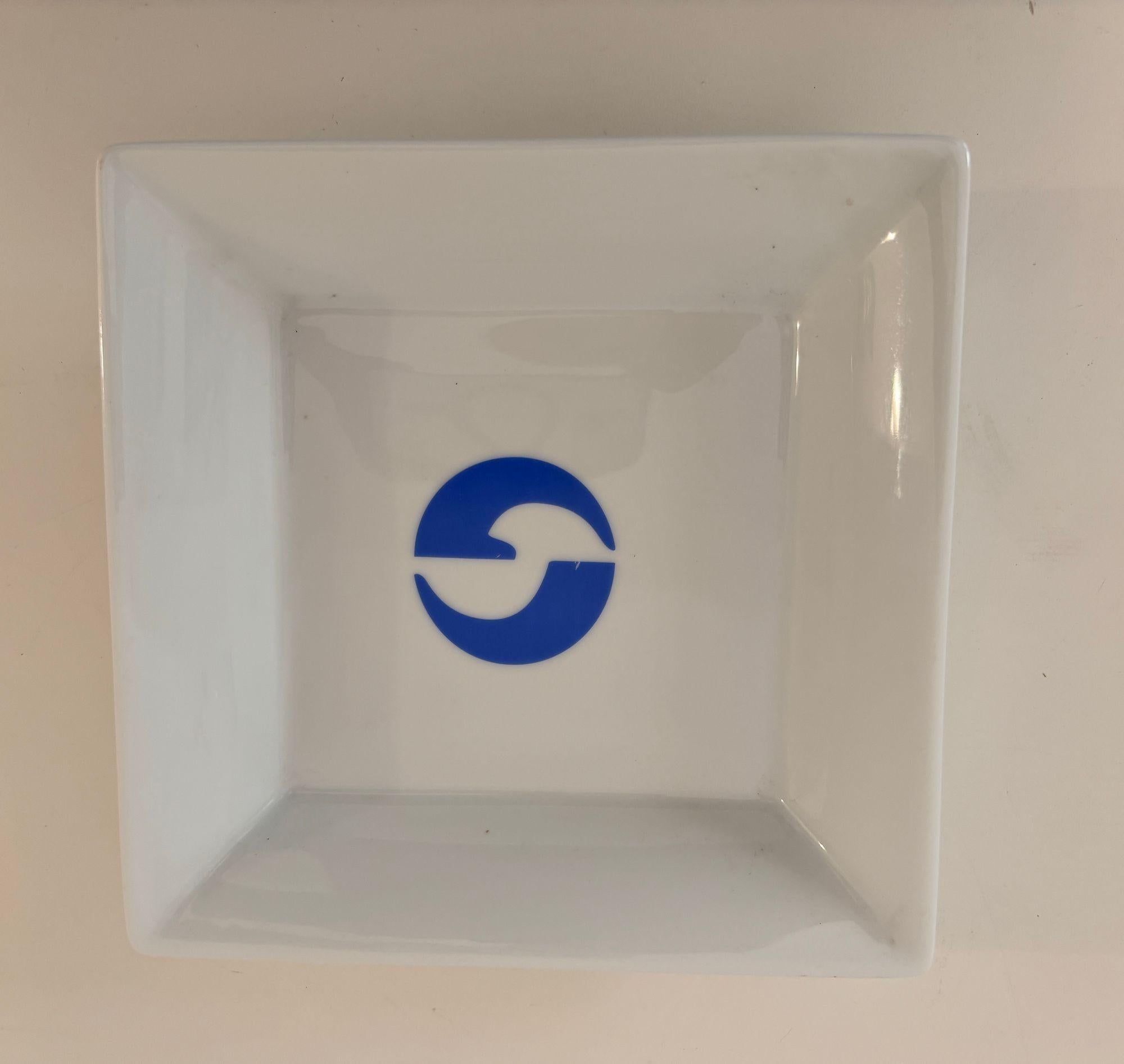 Pubblicità in ceramica francese di Limoges bianca con logo blu, posacenere o portacenere.
Il testo in francese sul retro dice 