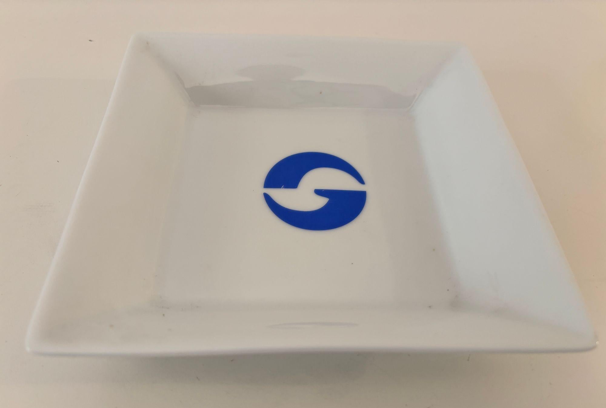 Moderno Posacenere pubblicitario in ceramica francese di Limoges bianco con logo blu in vendita