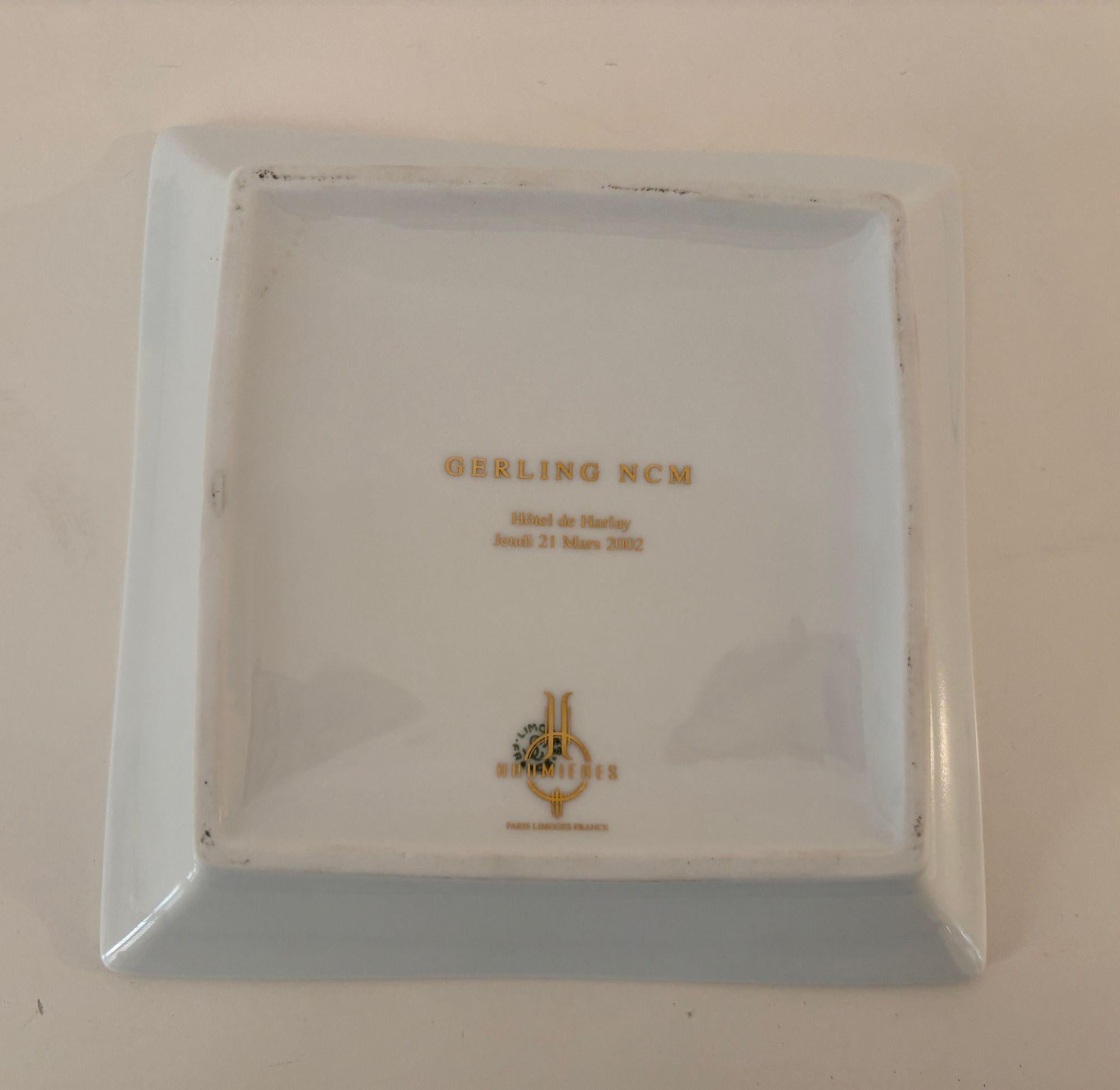 Francese Posacenere pubblicitario in ceramica francese di Limoges bianco con logo blu in vendita