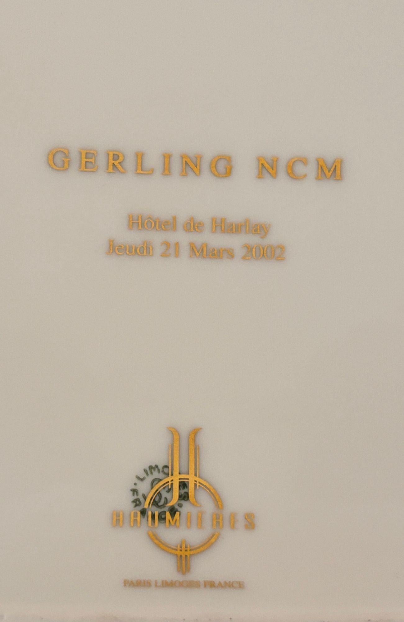 Posacenere pubblicitario in ceramica francese di Limoges bianco con logo blu In condizioni buone in vendita a North Hollywood, CA