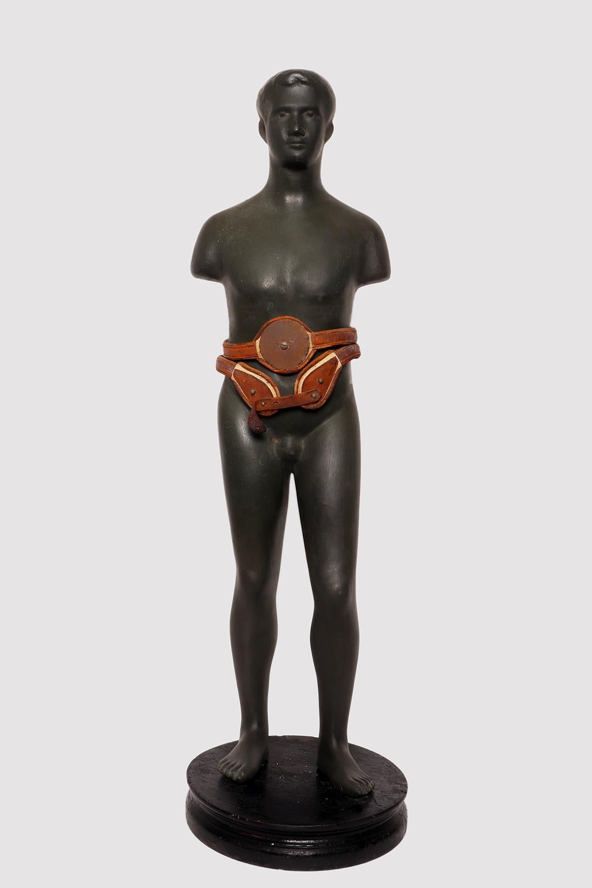 Pair of advertising mannequins for elastic and containment belts.
The base is made of fruitwood. The mannequins, rarely found still together, are made of finished papier-mâché and in a homogeneous color, indifferently. The mannequins are suitable