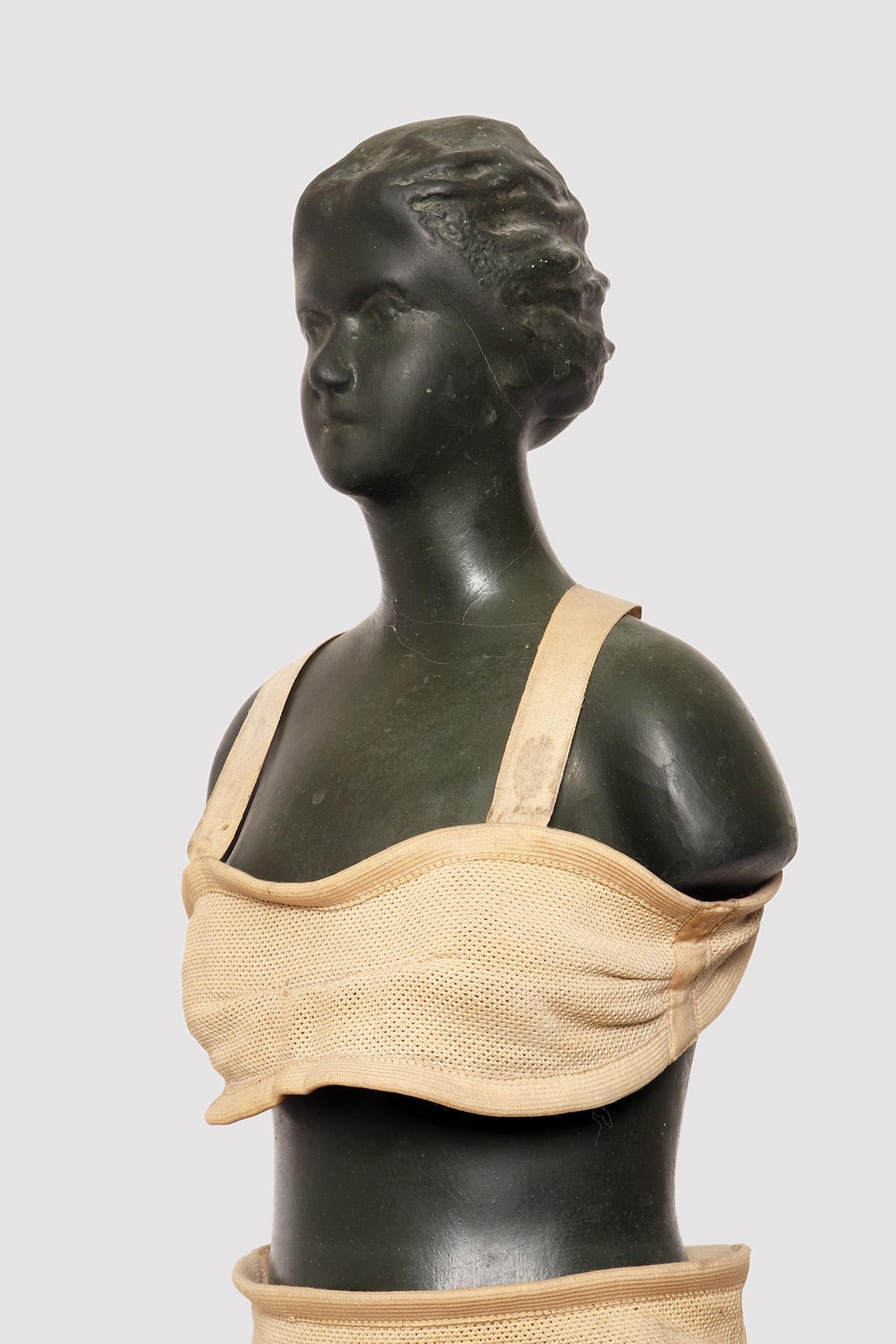 Advertising mannequin for elastic and containment belts, France 1920. In Good Condition In Milan, IT