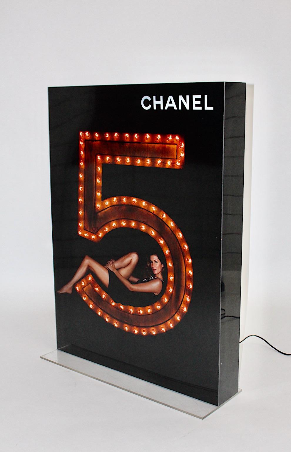 Affiche publicitaire de luminaires vintage Chanel n° 5 noir et or Bon état - En vente à Vienna, AT