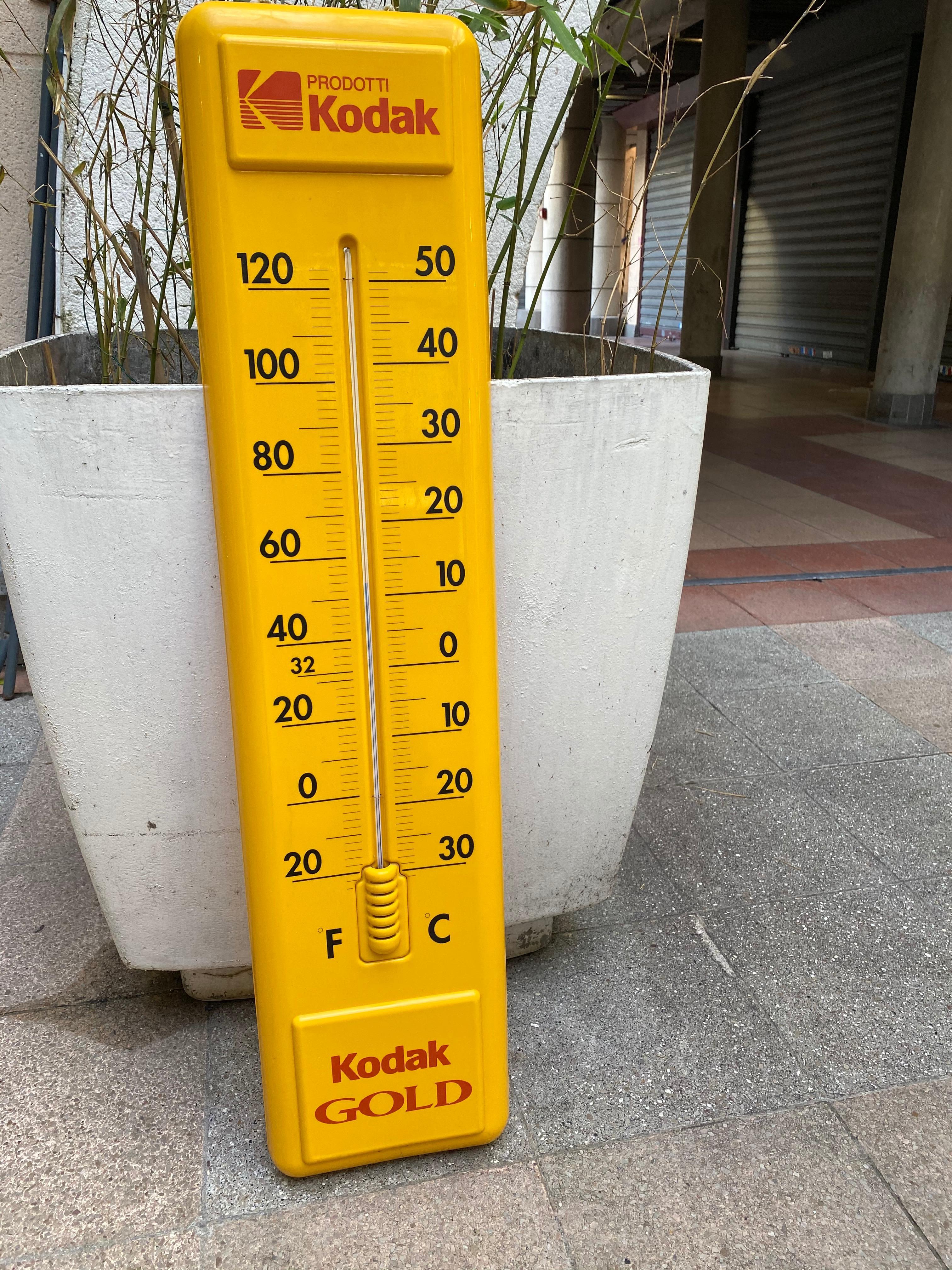 Advertising wall thermometer Kodak
For the launch of Kodak gold in Italy
Perfectly functional
Nice condition
Measures: H 79 x W 23 x D 3.5 cms
Thermoformed plastic
190 Euros 
circa 1980
150 Euros.