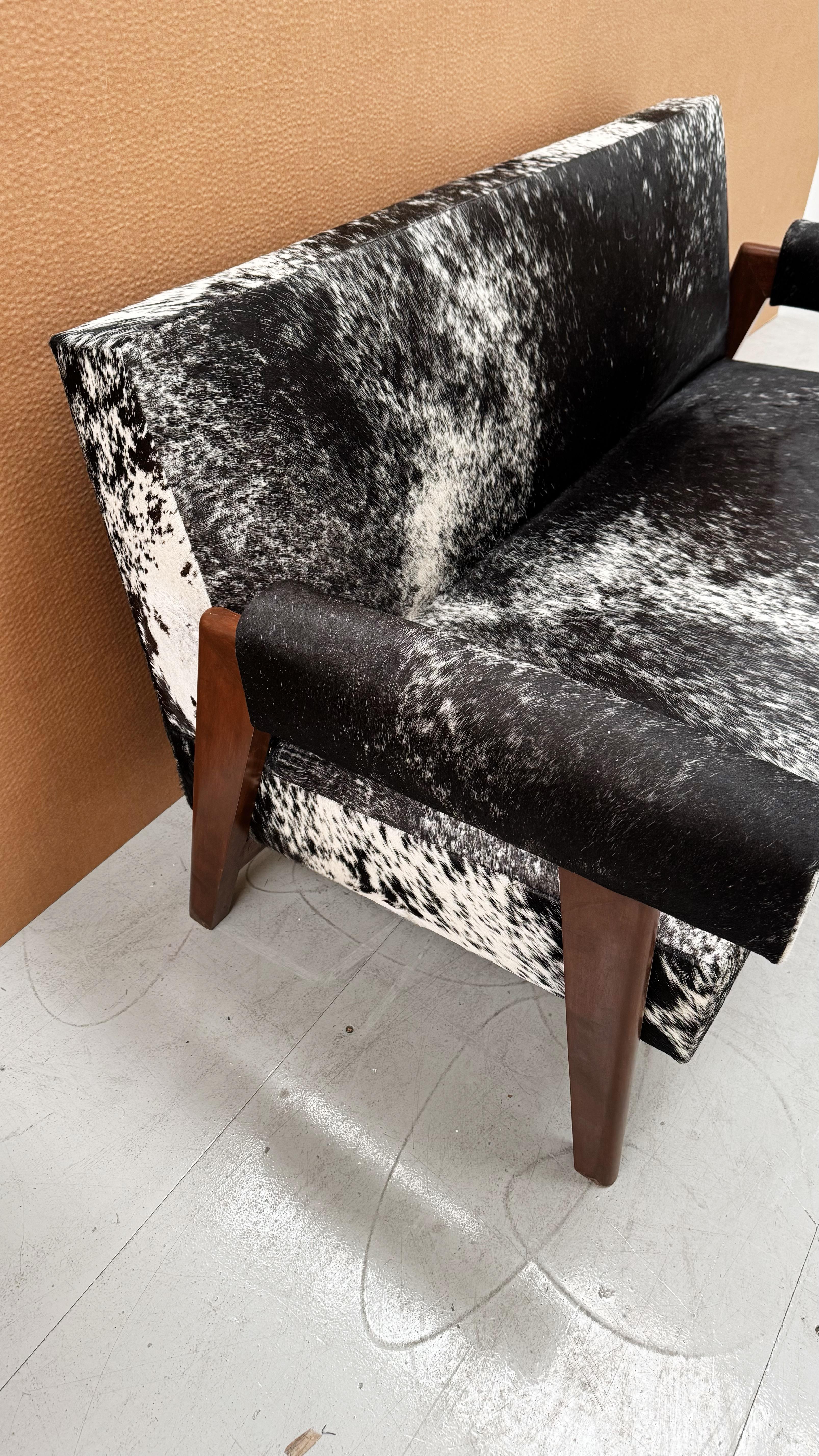 Seltenes Sofa aus Teakholz und Leder aus dem Hohen Gericht von Chandigarh (Sektor 1, Capitol Complex), entworfen von Pierre Jeanneret und Le Corbusier zwischen 1950 und 1955.

Dieses Modell hat eine leicht abfallende Rückenlehne und eine solide
