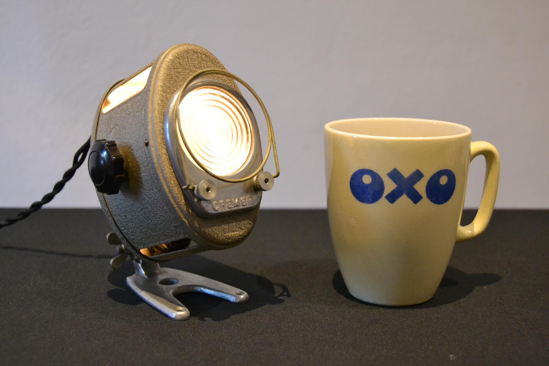 Vintage A.E Cremer mini baby theater light. 
Cette mini lampe industrielle française est très rare à trouver:: elle date des années 1950 et
a été fabriquée à Paris - Bte S.G.D. (brevet de type français) 

Il est fabriqué en métal peint à la