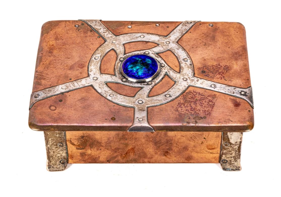 Eine antike Kupfer- und Silberdeckeldose mit blau/grünem Ruskin-Keramik-Rondell und komplizierter Bandarbeit in einem genieteten keltischen Design. Entworfen von Annie Stubbs (Anne Grisdale). Gefüttert mit Zedernholz und geteiltem, einzigartigem