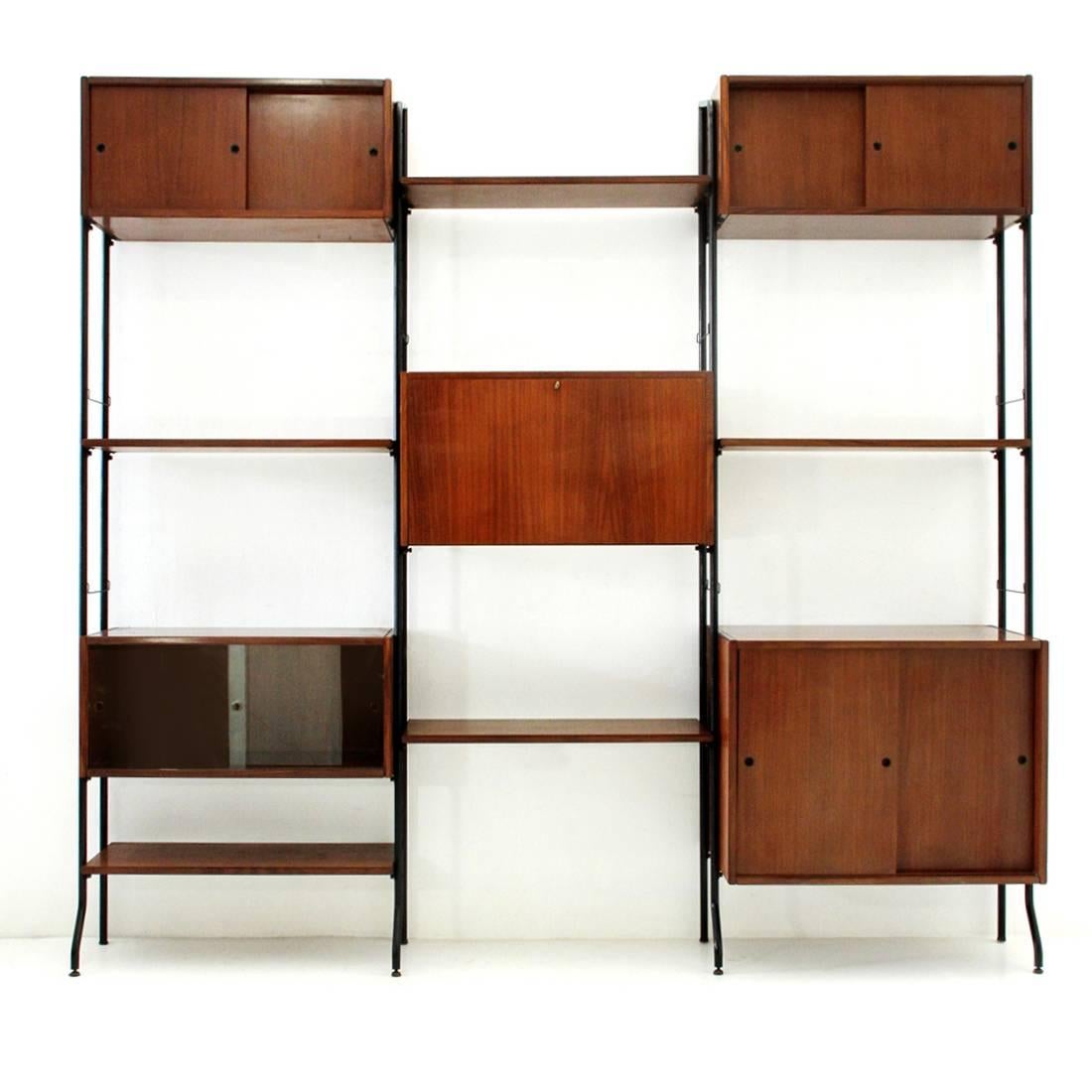 Large library produced by Amma di Torino in the 1950s.
Uprights in black painted folded metal tubing.
Adjustable brass feet.
Containers, drawers and shelves in veneered teak wood.
Brass screws.
Good general conditions, some signs due to normal