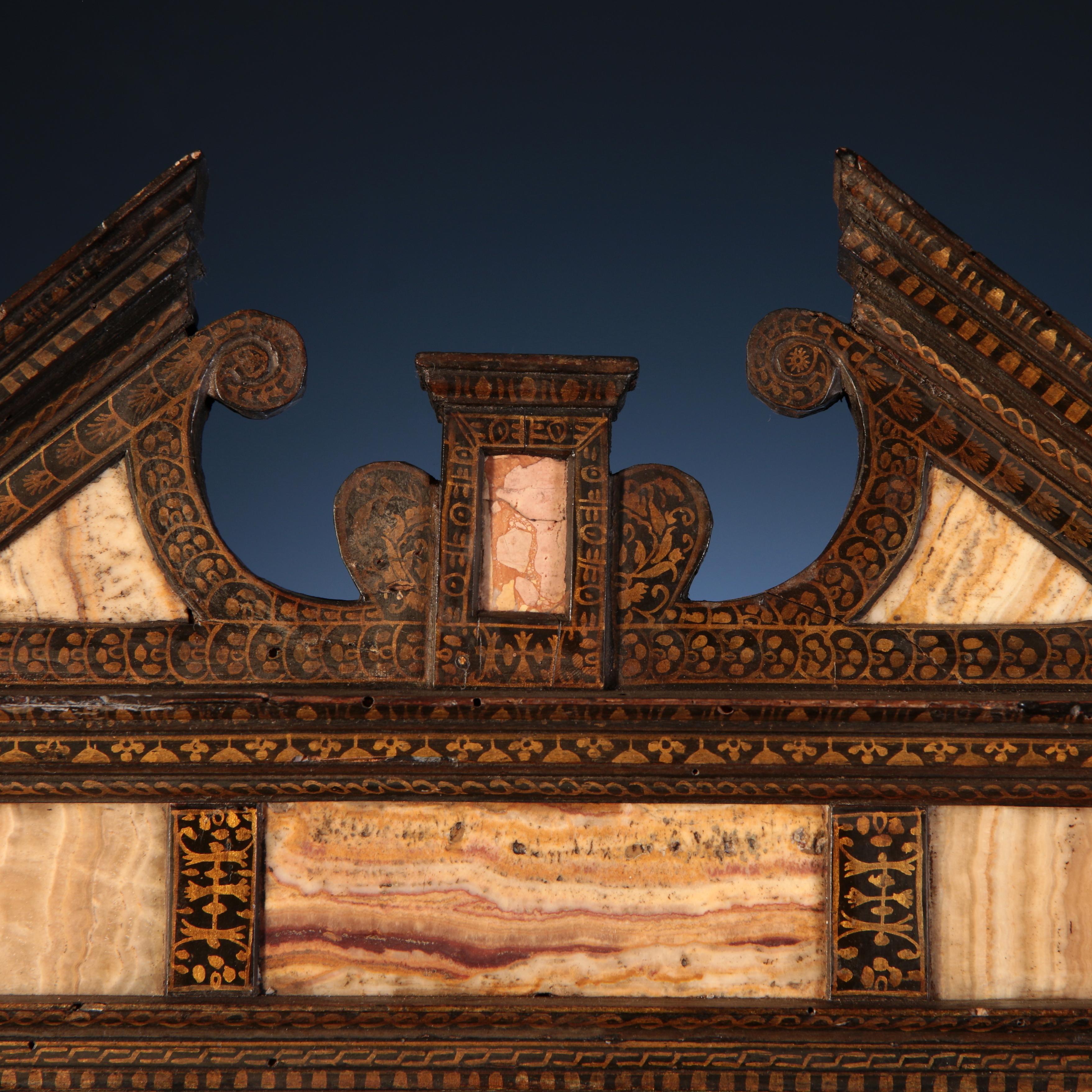 Aedicule-shaped frame in lacquered wood in ebony with decorations in gold, and inserts in marble old stain and flowered alabaster. The plant, still in the renaissance style, offers an Aedicule stand with a two pilasters base, from which depart two