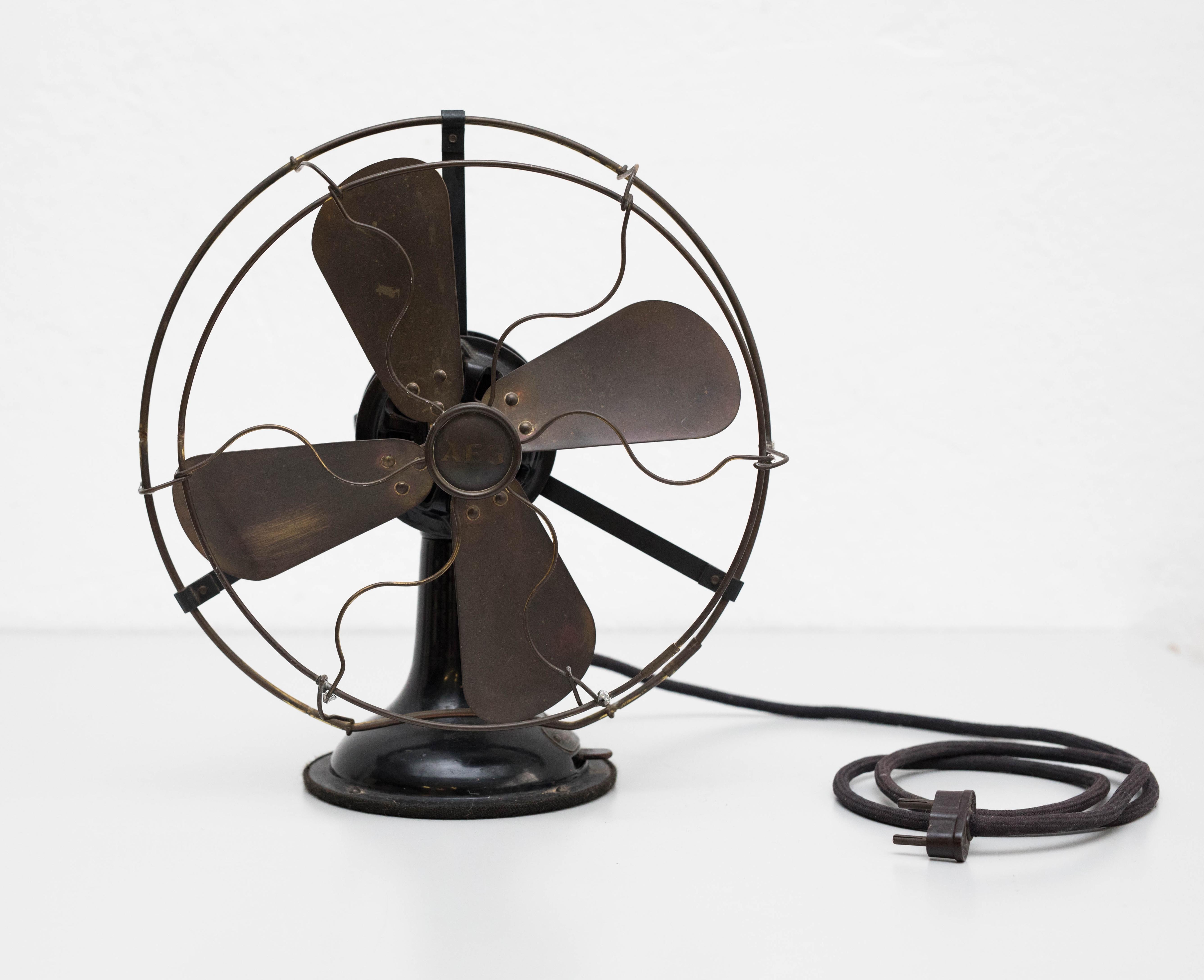 AEG fan.
Manufactured Germany, circa 1940.

In original condition, with minor wear consistent of age and use, preserving a beautiful patina.
The mechanical condition of the fan hasn't been tested.

Materials:
Metal

Dimensions: 
D 16 cm x