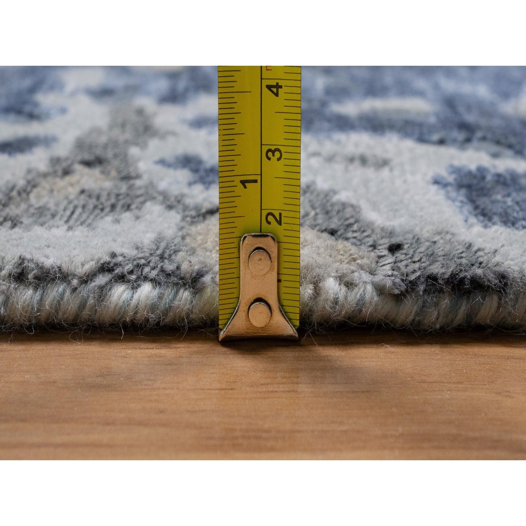 Handgeknüpfter orientalischer Teppich aus Wolle und Seide in Ägäischem Blau mit elfenbeinfarbenem, abstraktem Design im Angebot 4