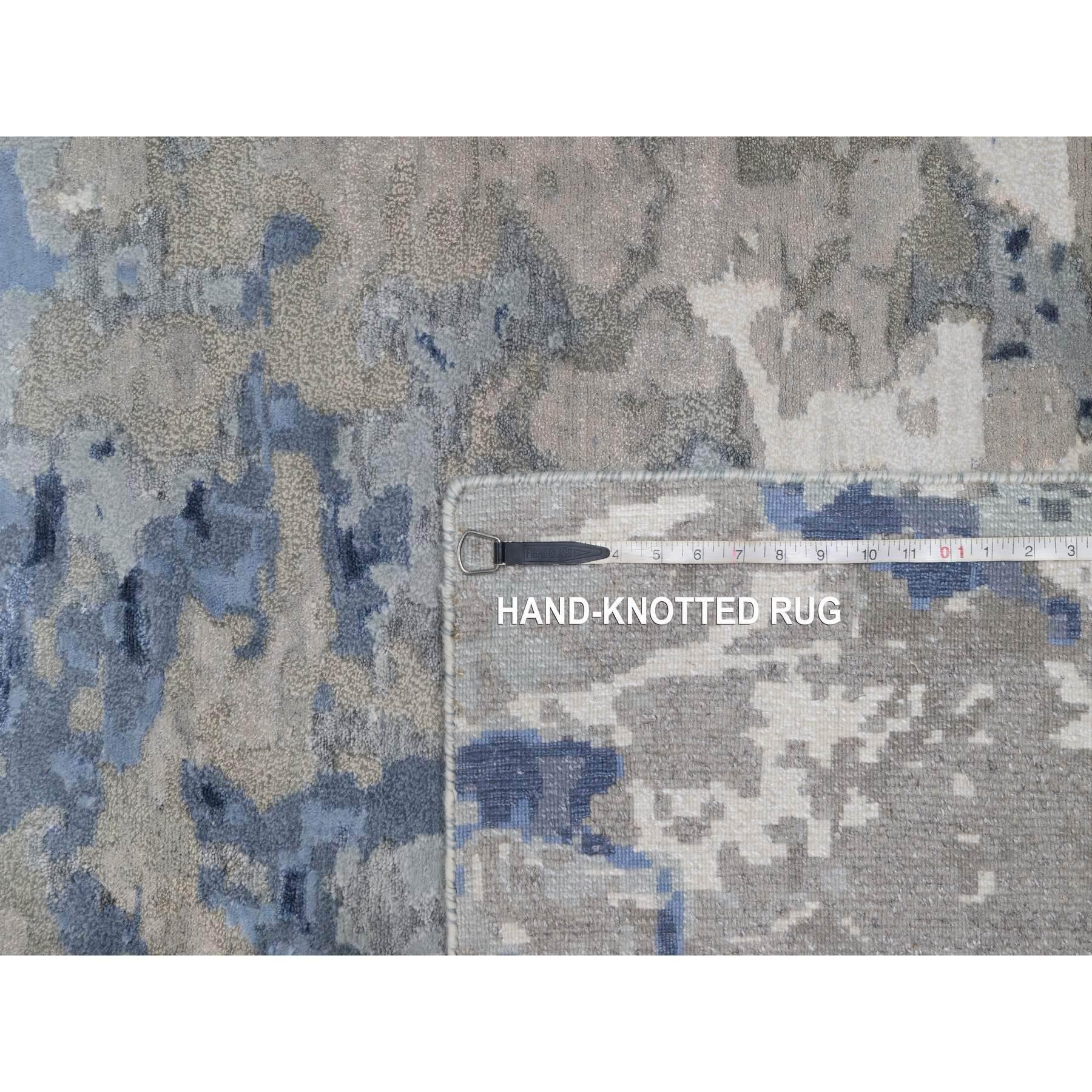 Handgeknüpfter orientalischer Teppich aus Wolle und Seide in Ägäischem Blau mit elfenbeinfarbenem, abstraktem Design im Angebot 5