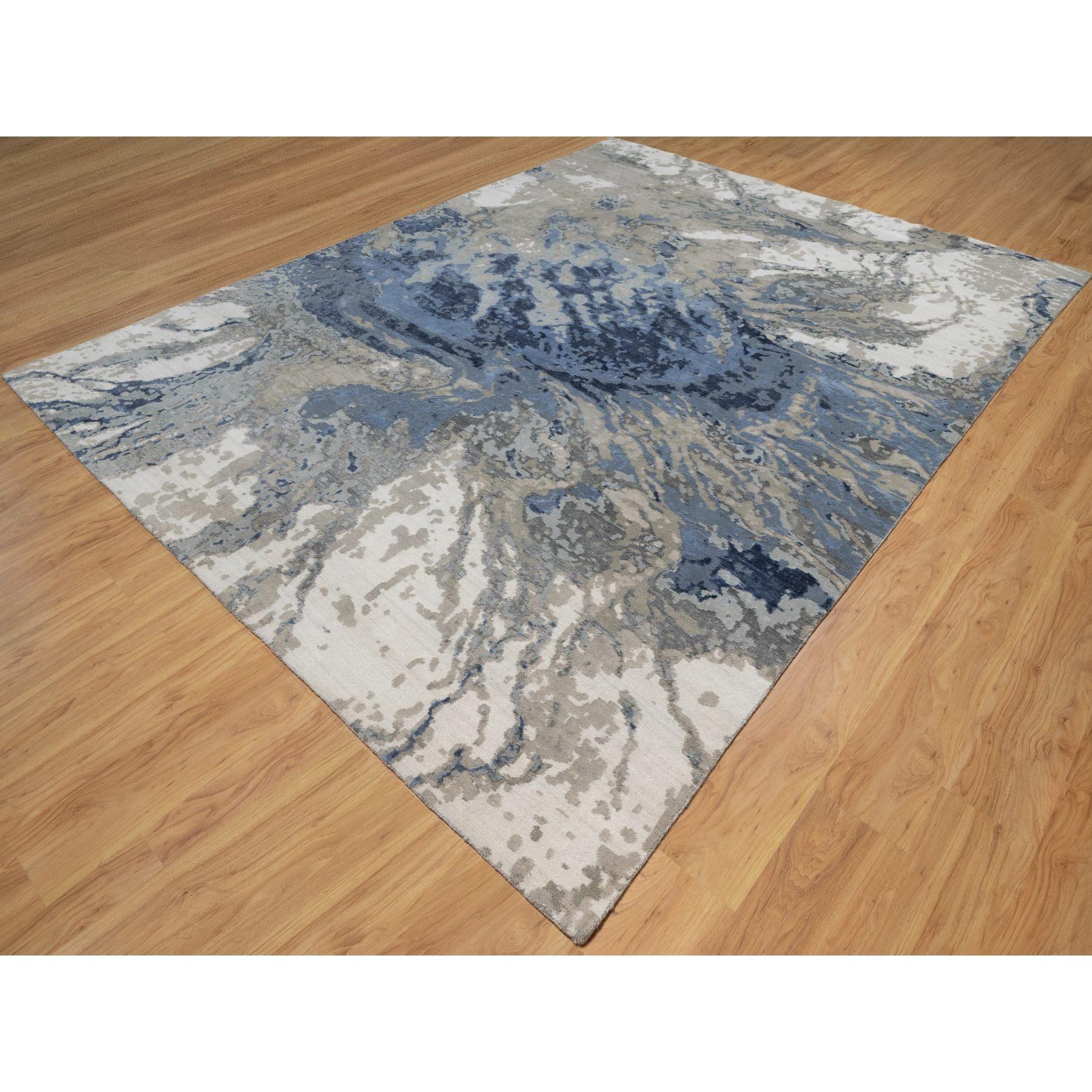 Handgeknüpfter orientalischer Teppich aus Wolle und Seide in Ägäischem Blau mit elfenbeinfarbenem, abstraktem Design (Moderne) im Angebot
