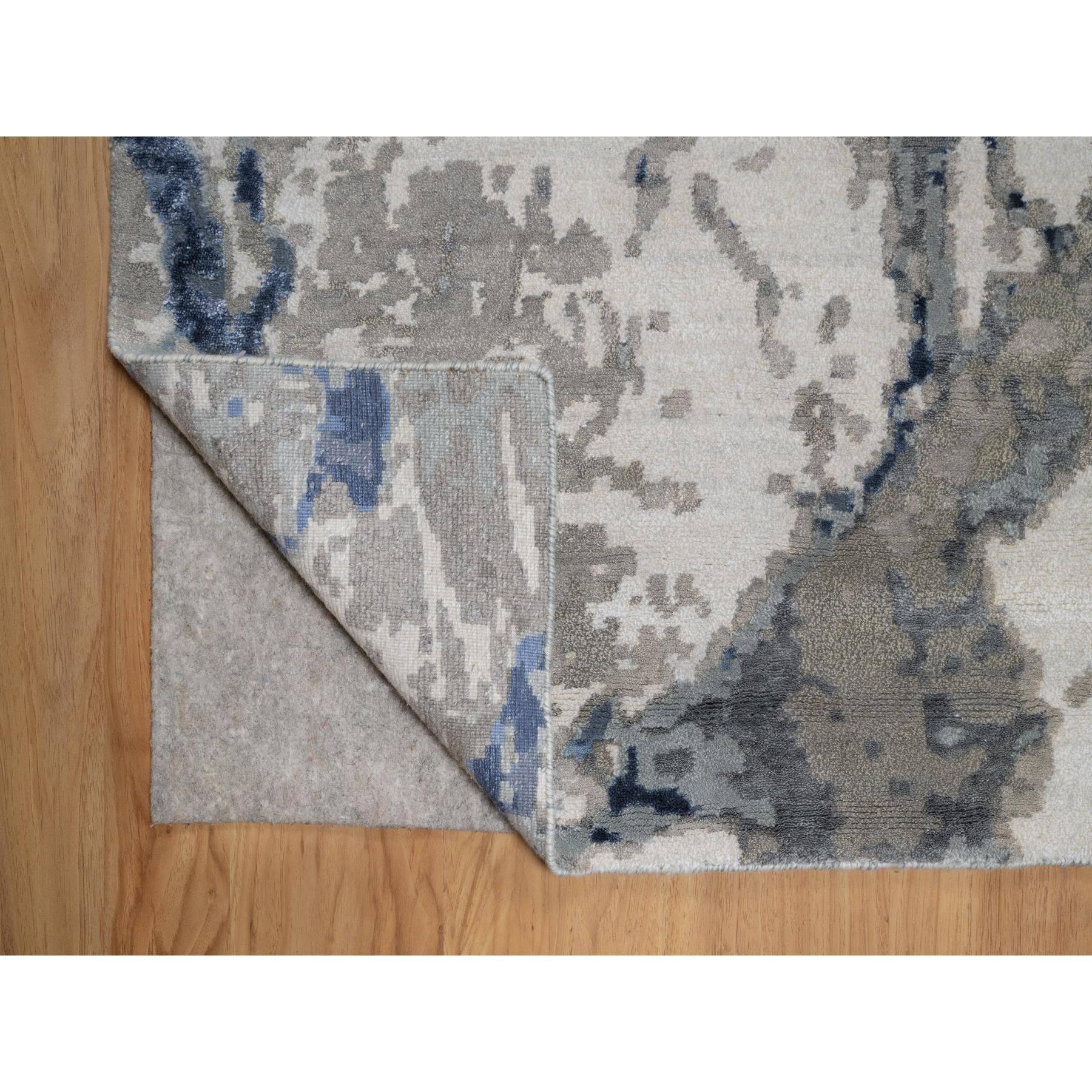 Handgeknüpfter orientalischer Teppich aus Wolle und Seide in Ägäischem Blau mit elfenbeinfarbenem, abstraktem Design (Indisch) im Angebot