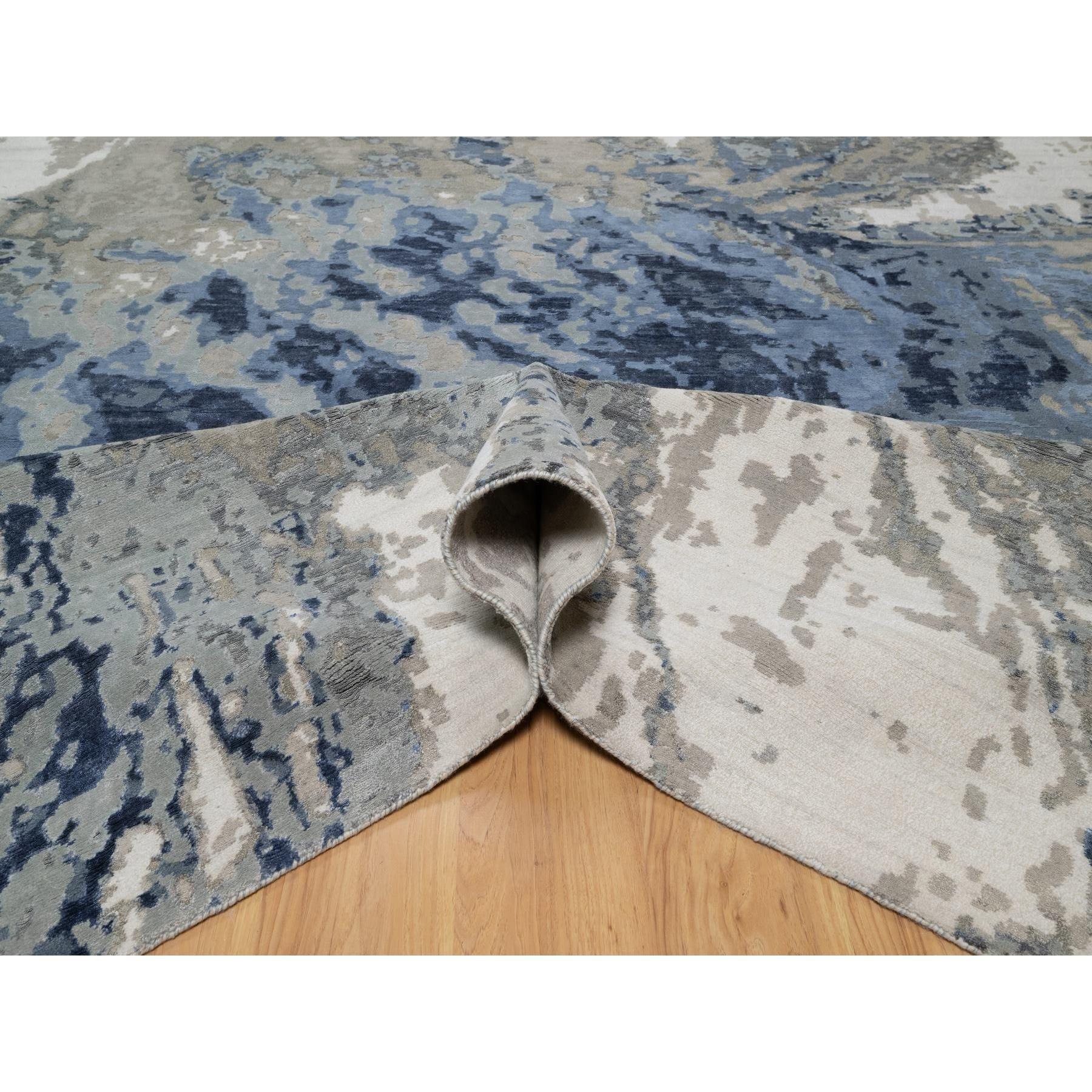 Handgeknüpfter orientalischer Teppich aus Wolle und Seide in Ägäischem Blau mit elfenbeinfarbenem, abstraktem Design im Zustand „Neu“ im Angebot in Carlstadt, NJ