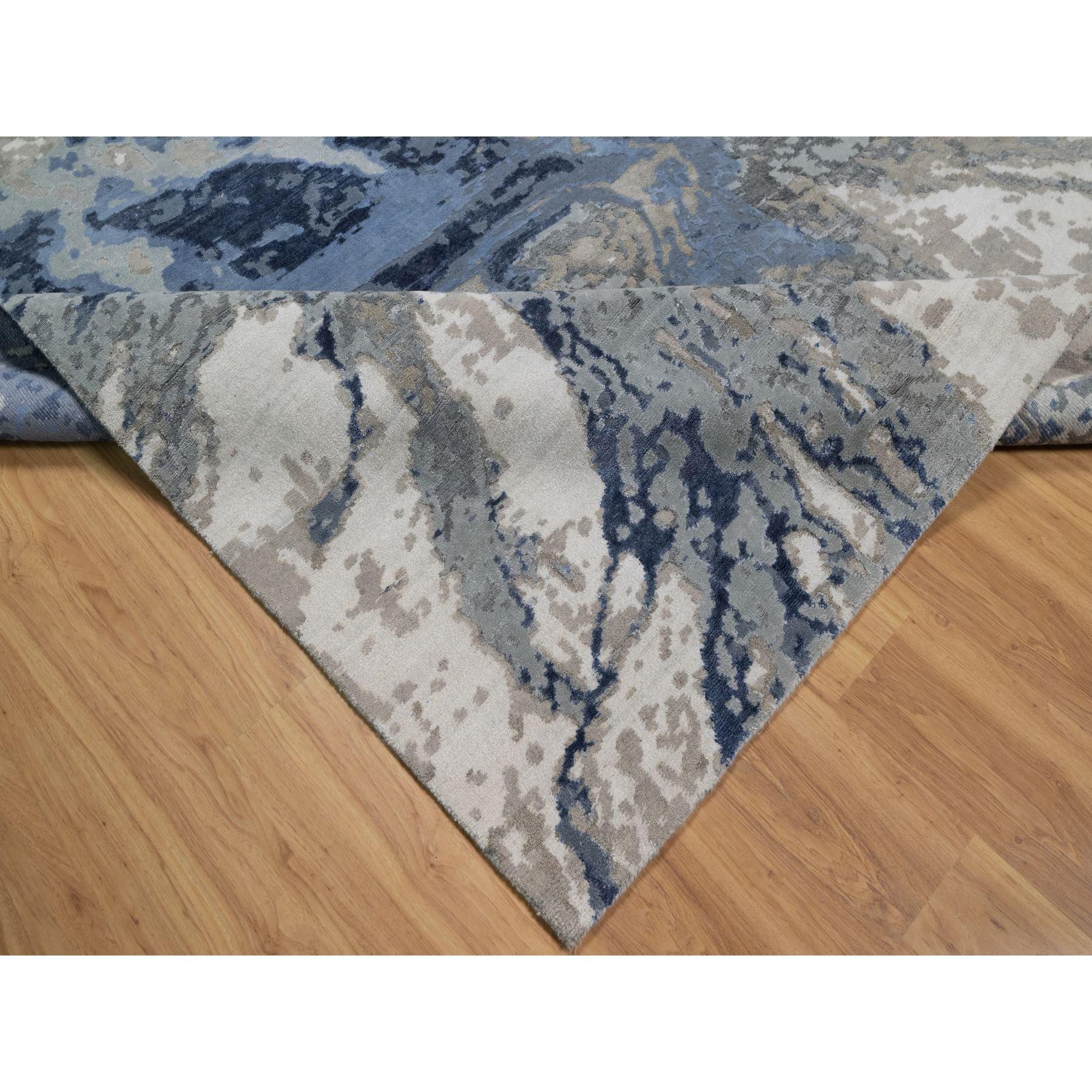 Handgeknüpfter orientalischer Teppich aus Wolle und Seide in Ägäischem Blau mit elfenbeinfarbenem, abstraktem Design (21. Jahrhundert und zeitgenössisch) im Angebot