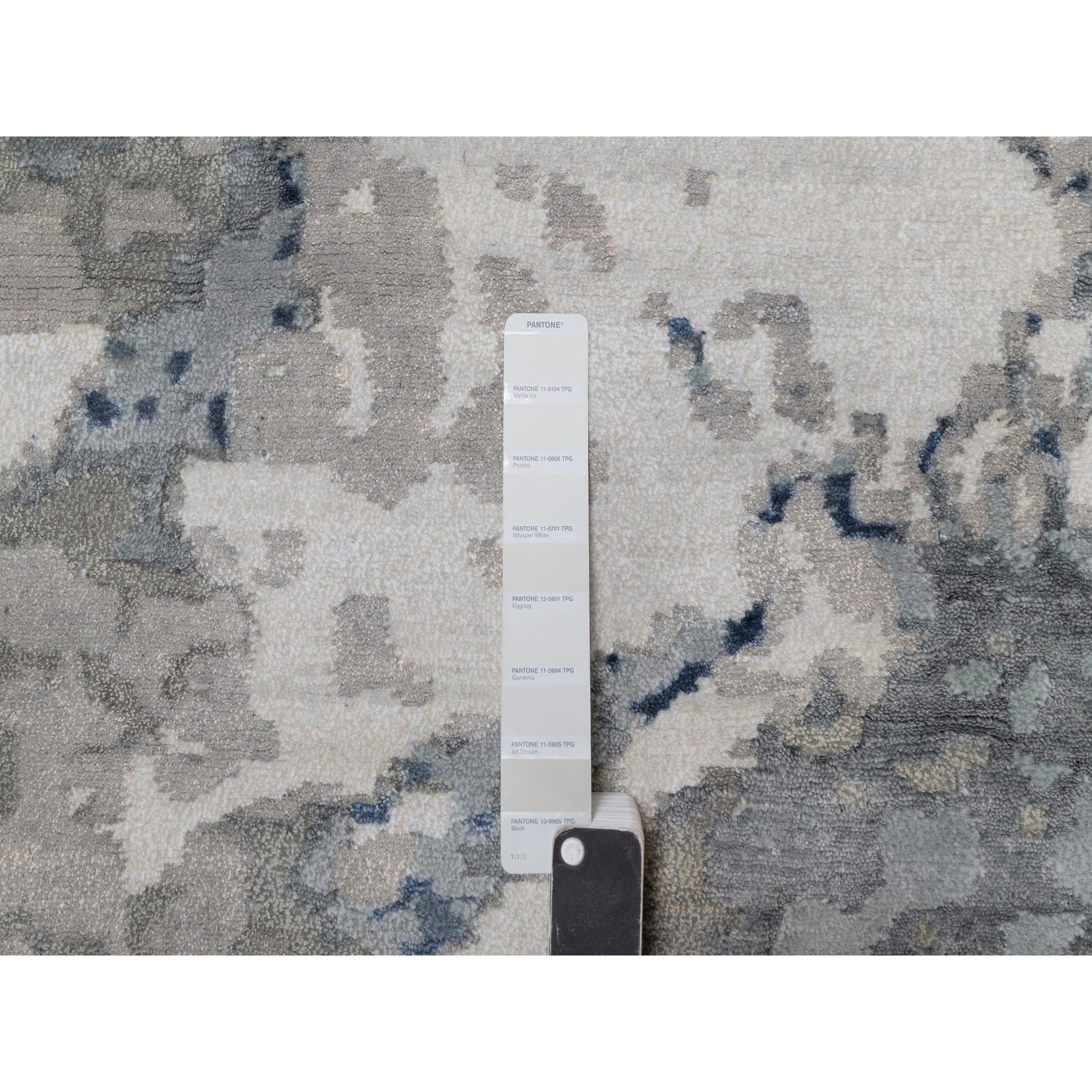 Handgeknüpfter orientalischer Teppich aus Wolle und Seide in Ägäischem Blau mit elfenbeinfarbenem, abstraktem Design im Angebot 1