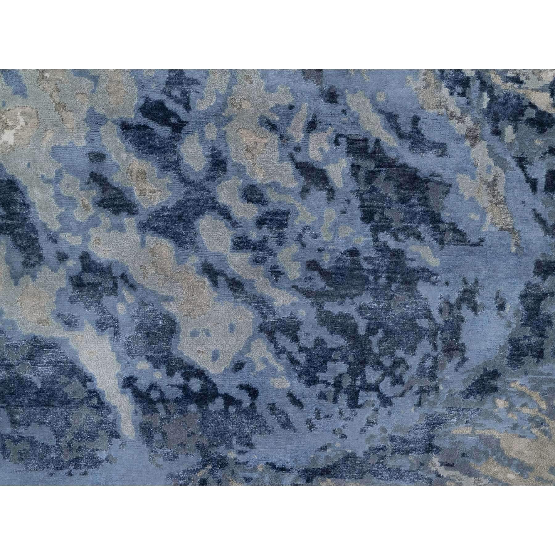 Handgeknüpfter orientalischer Teppich aus Wolle und Seide in Ägäischem Blau mit elfenbeinfarbenem, abstraktem Design im Angebot 2