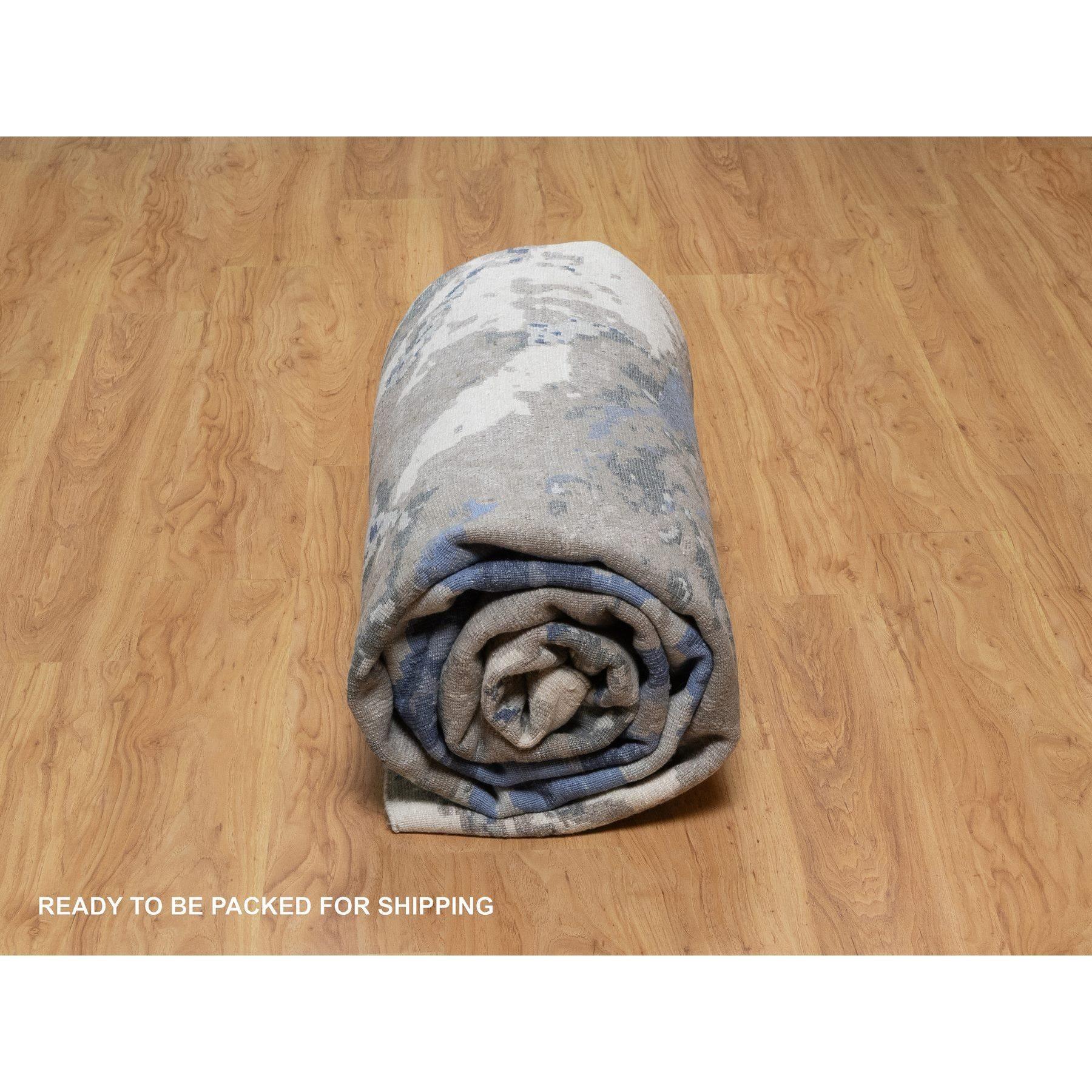 Handgeknüpfter orientalischer Teppich aus Wolle und Seide in Ägäischem Blau mit elfenbeinfarbenem, abstraktem Design im Angebot 3
