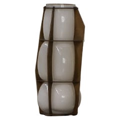 Vase Aegis 350 par Lost Profile Studio