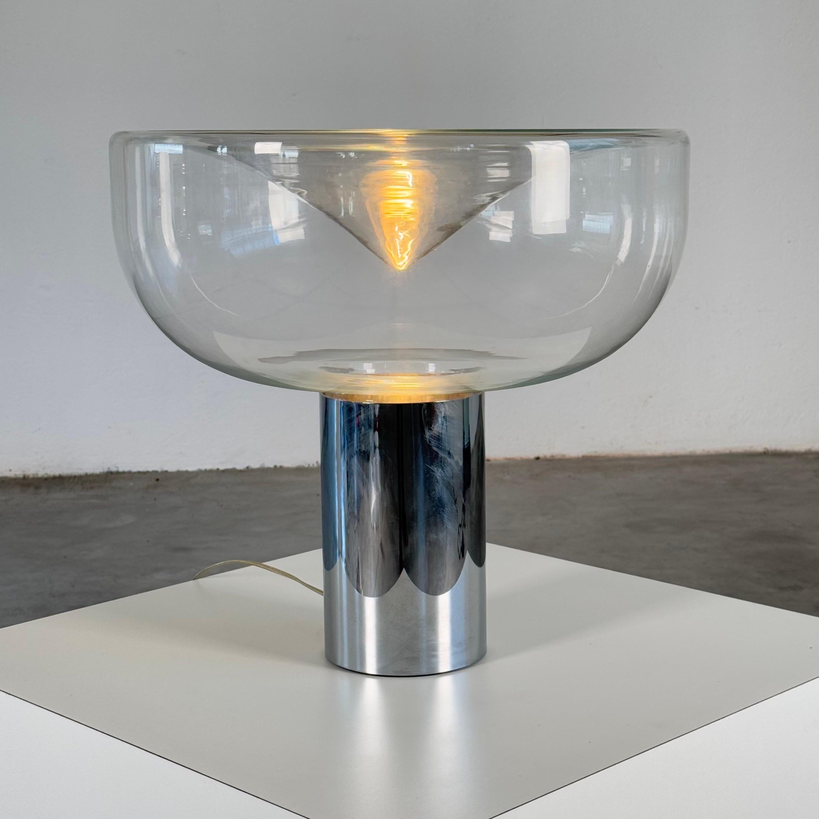 La lampe de table Aella 50, conçue en 1966 par Renato Toso et Giovanna Noti Massari pour Leucos, est ici présentée dans sa production des années 1990, une pièce de grande taille et frappante qui incarne l'élégance intemporelle du design d'éclairage