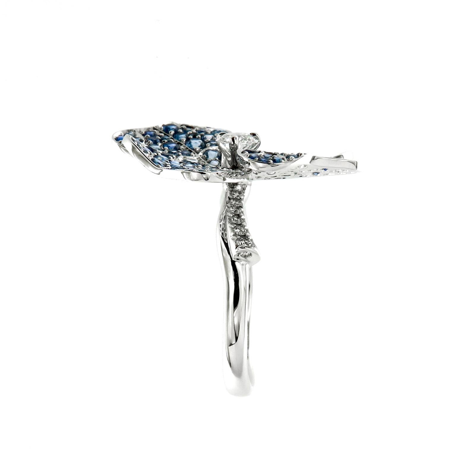 AENEA 18 Karat White Gold Blue Sapphires E-F/VVS White Diamonds Flower Ring For Sale 2