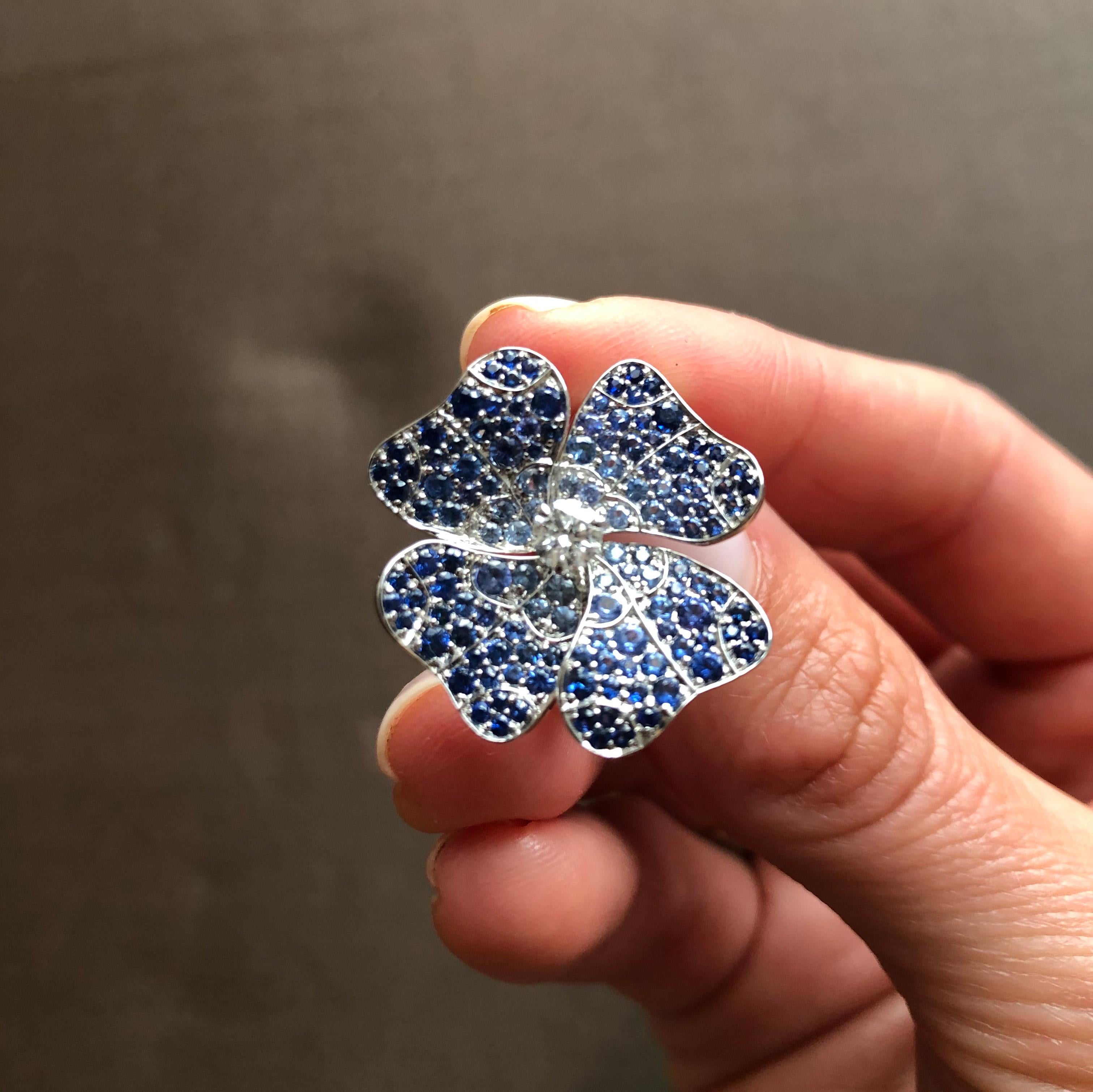 AENEA 18 Karat White Gold Blue Sapphires E-F/VVS White Diamonds Flower Ring For Sale 5