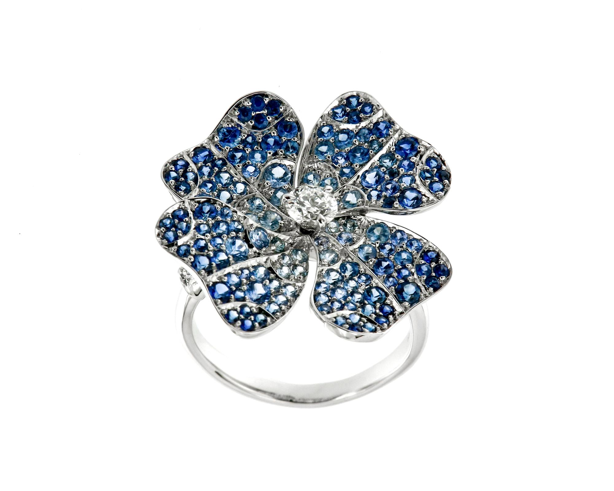 This beautiful Clover Ring goes super well with any case of attire. The crisp Blue Sapphires are attractive and held back at the same time. If it is a Dinnerparty or just picking up the kids from school - the ring fits any  occasion, as every