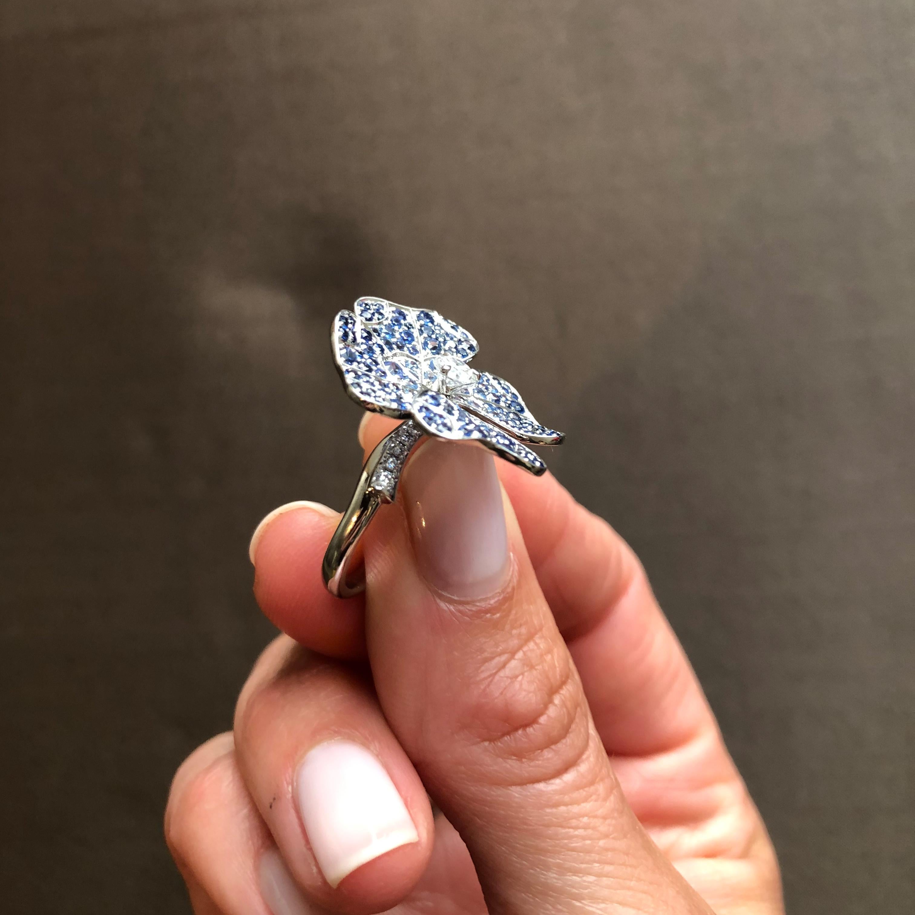 18 Karat Weißgold Blumenring, blaue Saphire, E-F/VVS, weiße Diamanten, AENEA Damen im Angebot