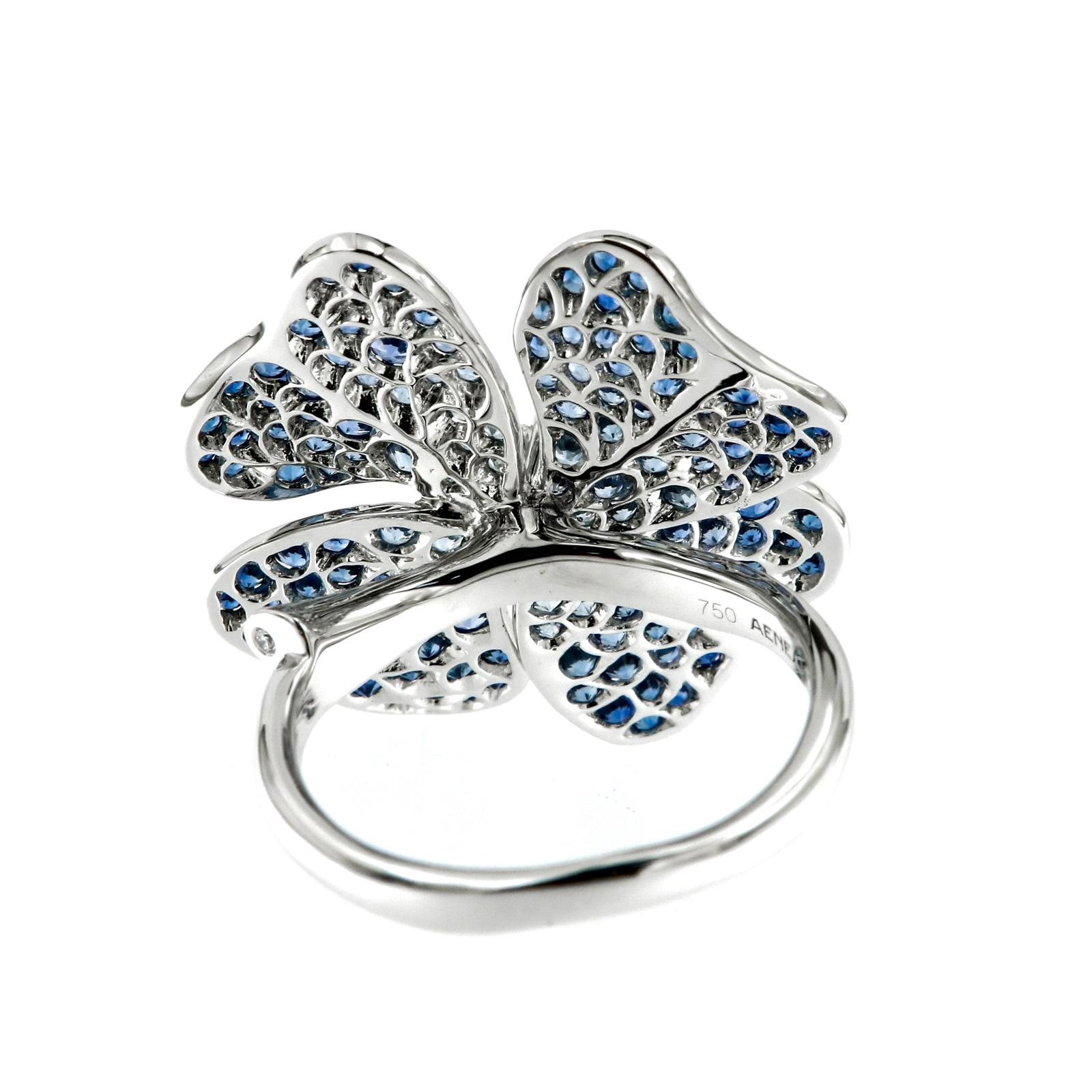 Modern AENEA 18 Karat White Gold Blue Sapphires E-F/VVS White Diamonds Flower Ring For Sale