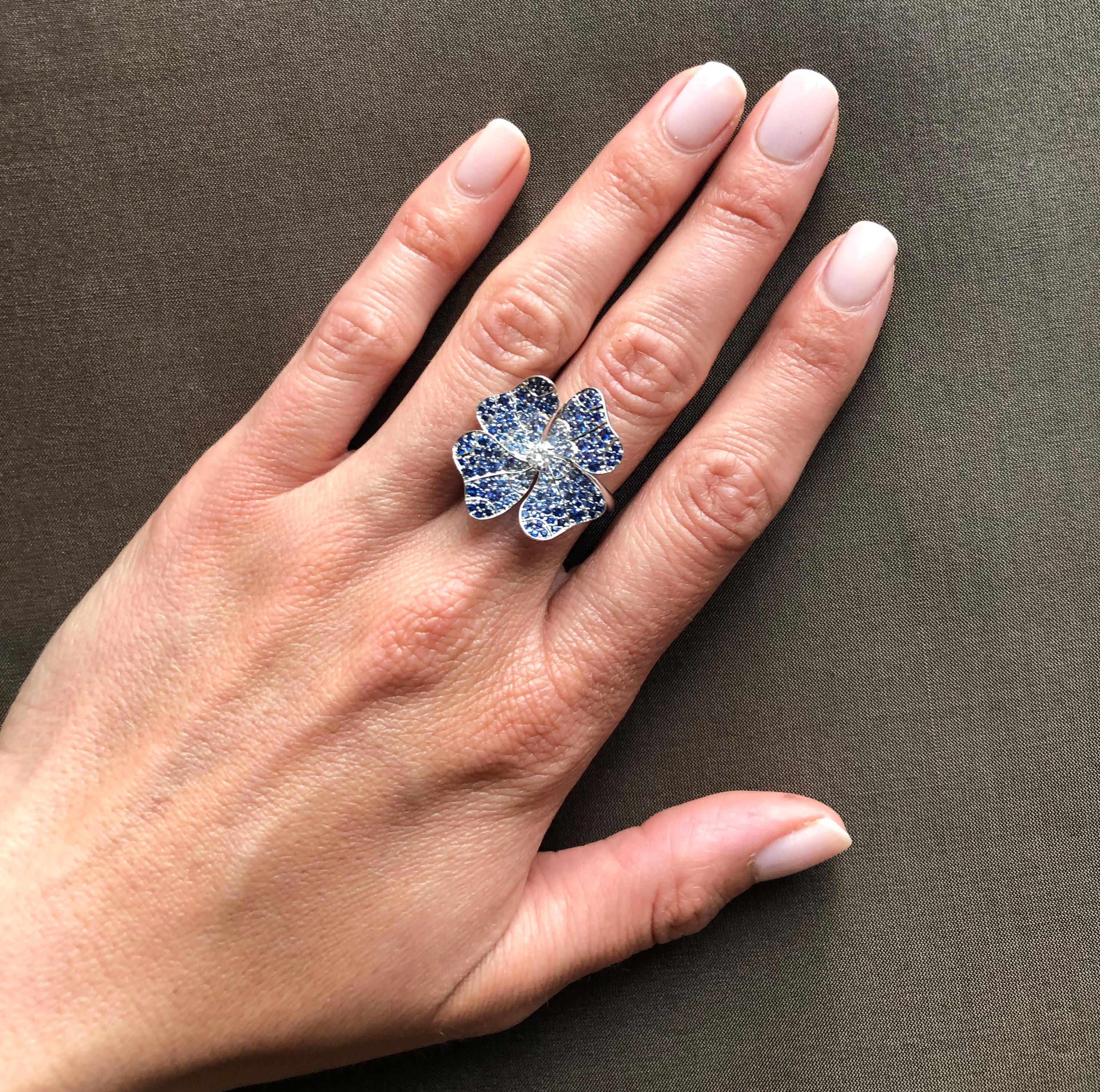 AENEA 18 Karat White Gold Blue Sapphires E-F/VVS White Diamonds Flower Ring For Sale 1