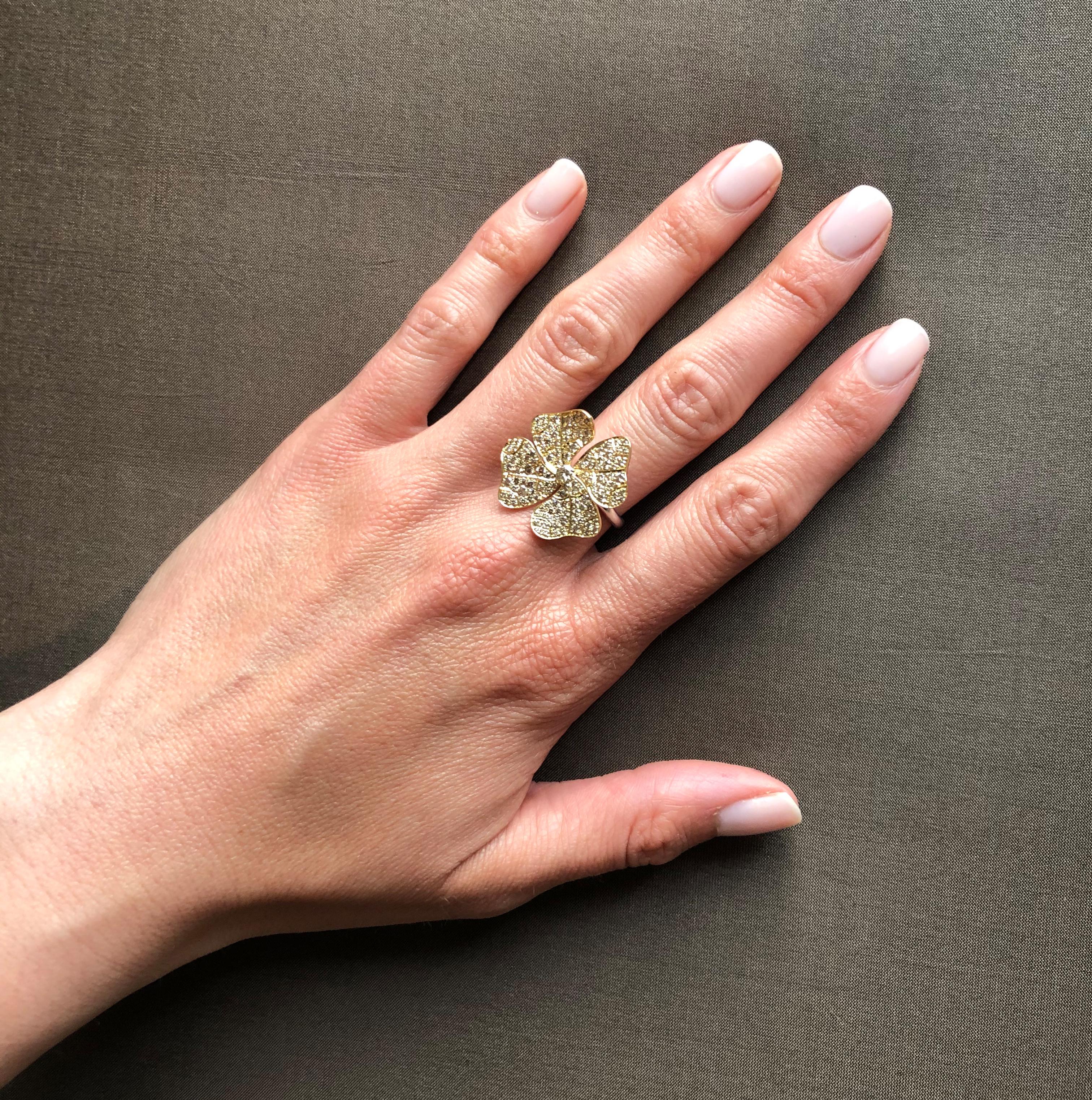 This beautiful Clover Ring goes super well with any type of attire. The fancy brown diamonds are attractive and super sparkling, but understatement at the same time. If it is a Dinnerparty or just picking up the kids from school - the ring fits any 