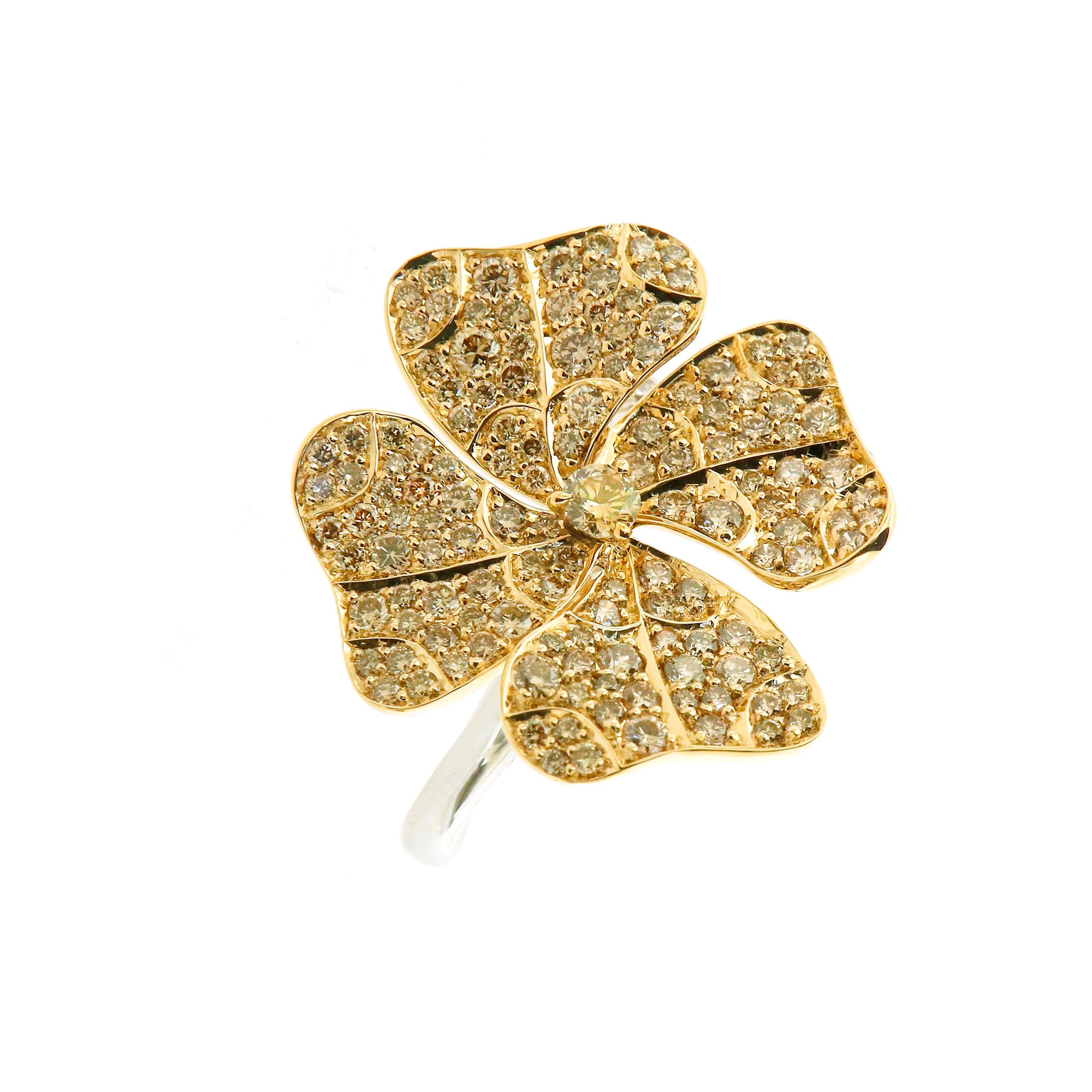 AENEA 18k Yellow Gold Fancy Brown Diamonds E-F/VVS White Diamonds Flower Ring In New Condition For Sale In Salzburg, AT