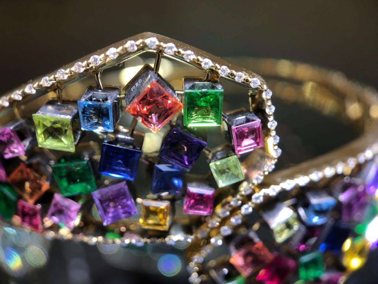 Moderne AENEA Bracelet jonc en or jaune 18 carats avec émeraudes multicolores arc-en-ciel, rubis et saphirs en vente