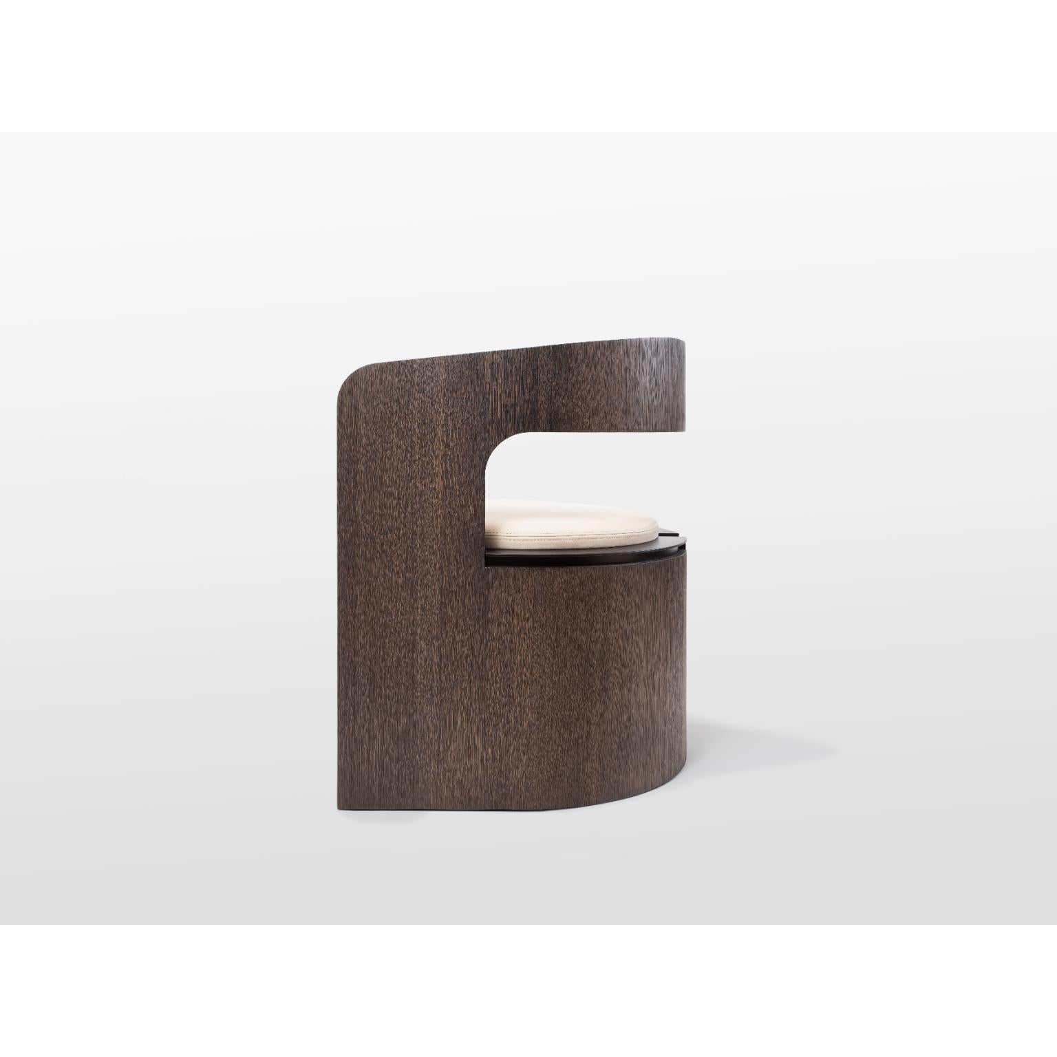 Sedia da salotto Aeneas in Oak macchiato, bronzo patinato e pelle di OZA Design in vendita 3
