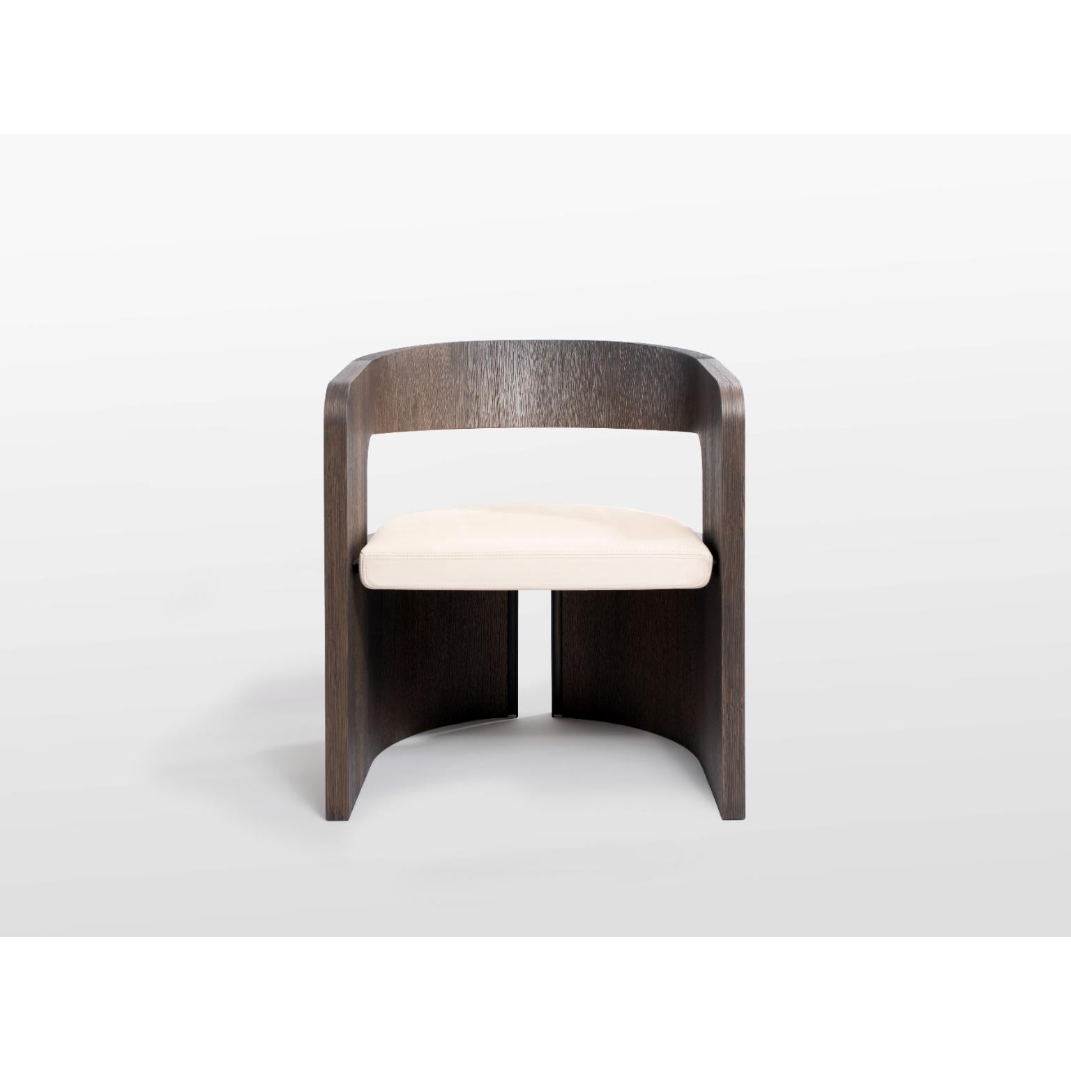 Sedia da salotto Aeneas in Oak macchiato, bronzo patinato e pelle di OZA Design
Dimensioni: P 57,2 x L 64 x H 75,2 cm. SH: 38 cm.
Materiali: Rovere marrone scuro, bronzo e pelle. 

Disponibile in diverse opzioni di materiali e finiture. I prezzi