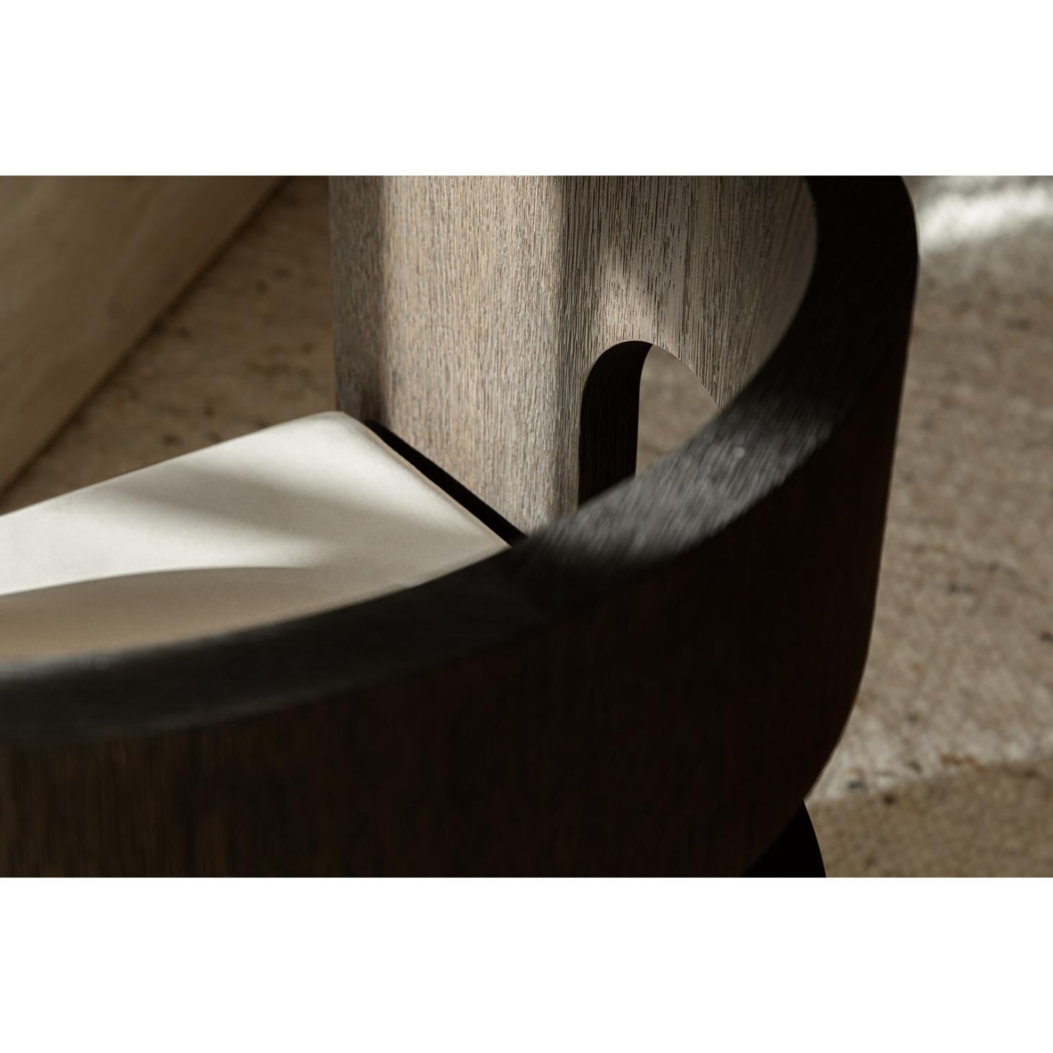 Britannico Sedia da salotto Aeneas in Oak macchiato, bronzo patinato e pelle di OZA Design in vendita