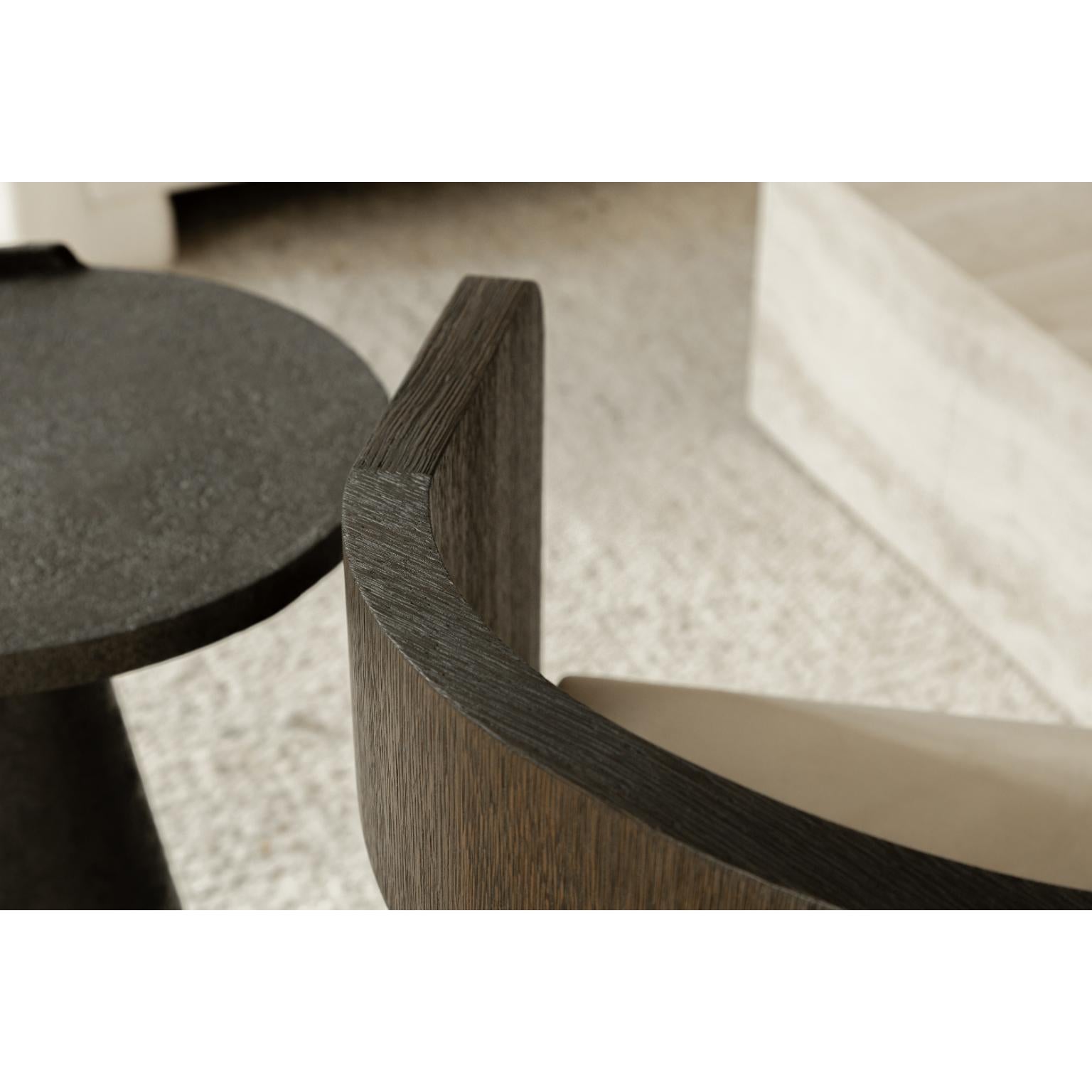 Sedia da salotto Aeneas in Oak macchiato, bronzo patinato e pelle di OZA Design In condizioni Nuovo in vendita a Geneve, CH