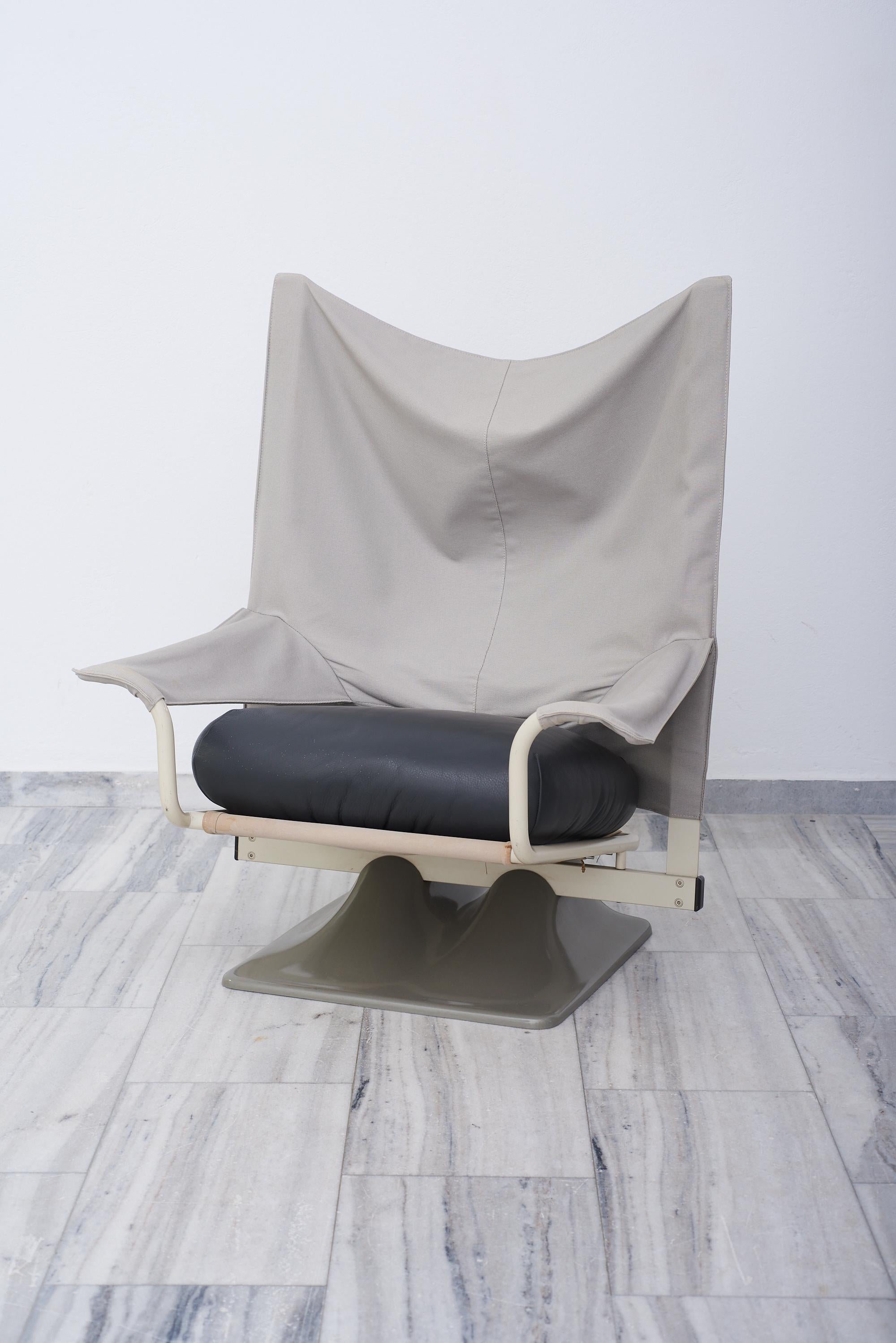 La chaise AEO, dernier produit du groupe Archizoom, a été conçue par Paolo Deganello en 1973 comme une interprétation non conventionnelle d'une chaise de design contemporain. L'audace de ses formes trouve un écho dans l'utilisation expérimentale des