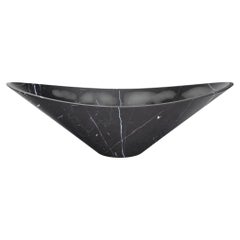 Aeolus – Weinkühlschrank aus geformtem Marquina-Schwarzmarmor – Entworfen von McGannonSaad
