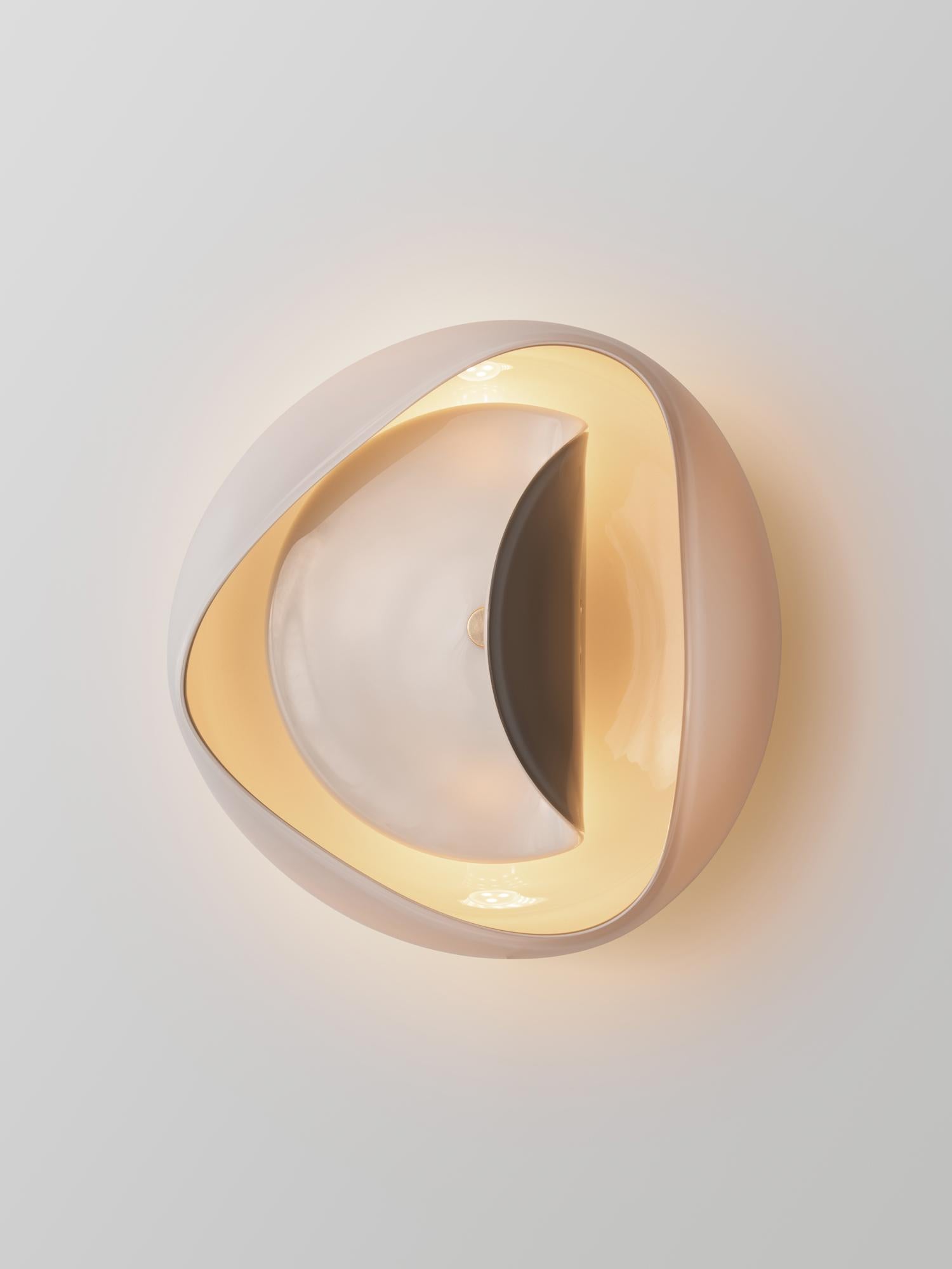 L'applique Aequorea présente un flux ondulatoire rendu dans une ou deux couleurs de verre soufflé à la main en couches superposées avec des ferrures en laiton.

Elle fait partie de la Collection Marin - une exploration des formes organiques
