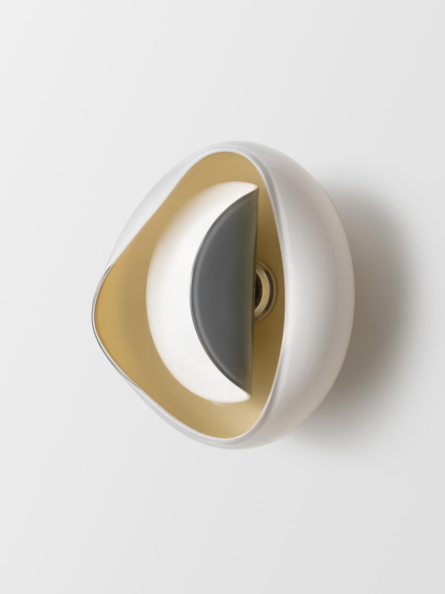 Moderne Applique Aequorea : laiton satiné/verre blanc et ambre par AVRAM RUSU STUDIO en vente