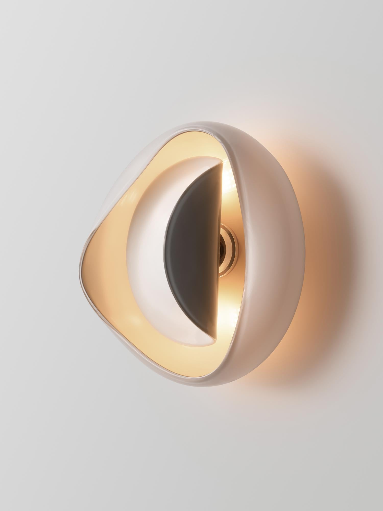 Américain Applique Aequorea : laiton satiné/verre blanc et ambre par AVRAM RUSU STUDIO en vente