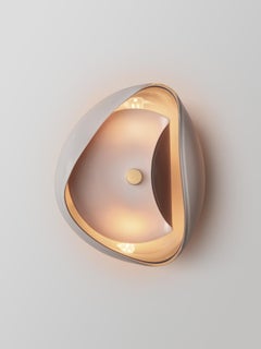 Aequorea Wandleuchter: Satiniertes Messing/Weiß & Taupefarbenes Glas von Avram Rusu Studio