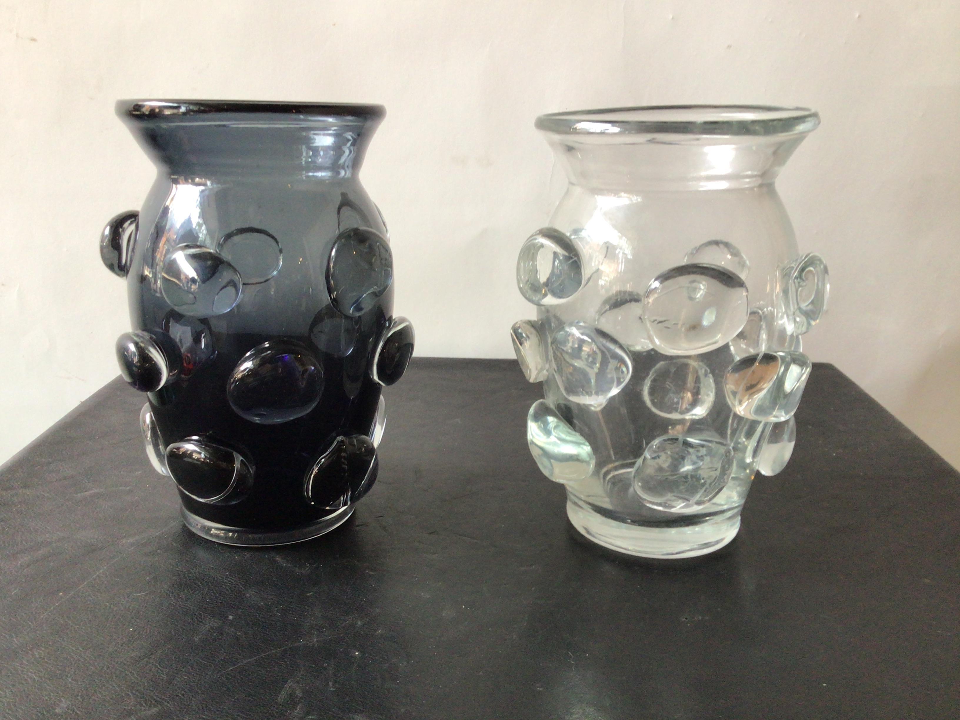 Vase Aerin Abel neuf dans sa boîte. En noir ou en transparent. Le prix de détail du vase est de 325 $.