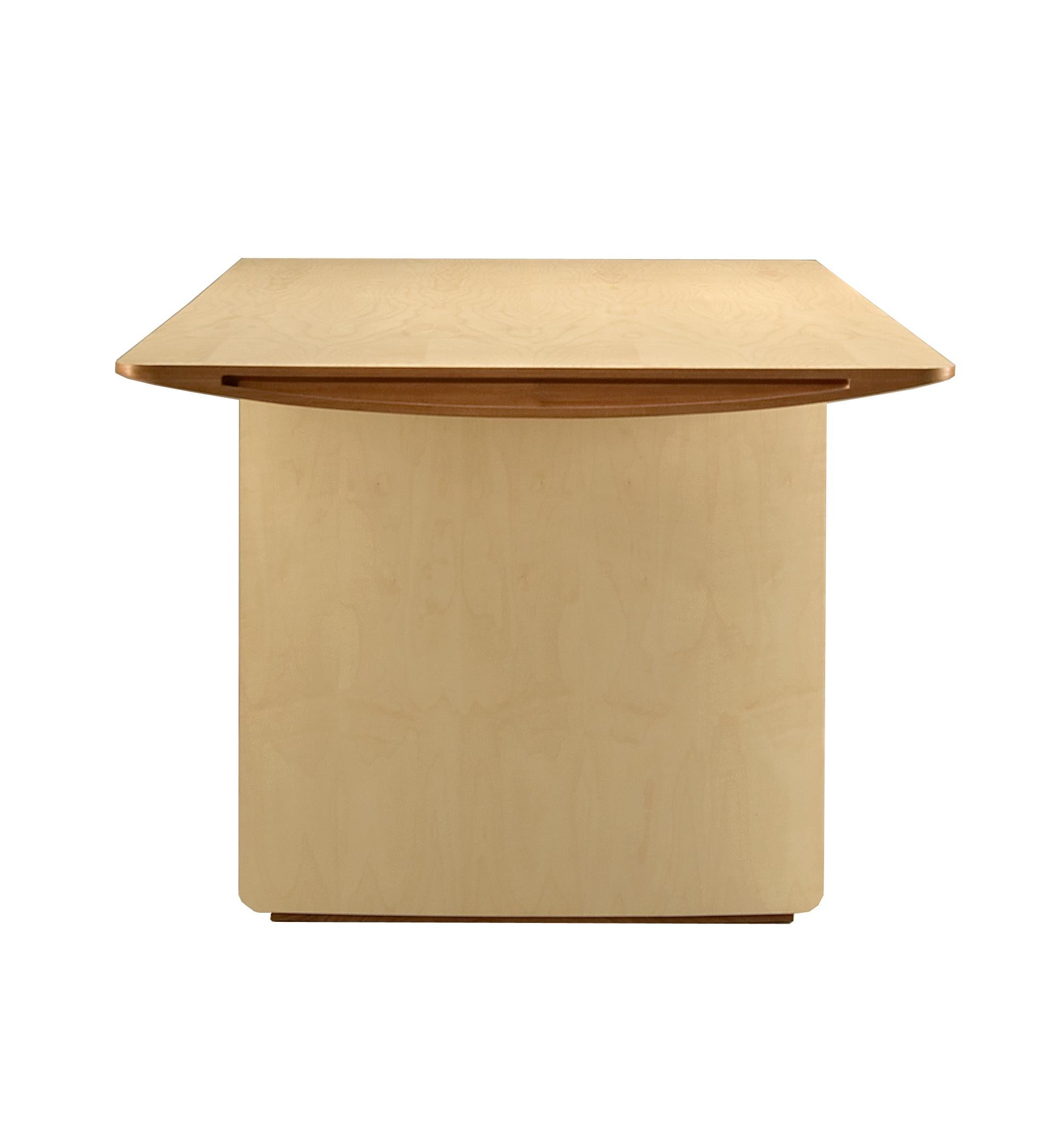 The Aero, designed by Franco Poli for Morelato, is a table consisting of two plywood panels, one of which is curved, joined together. This technique is used both for the top as well as for the feet of the table. 
Inside, the structure is made of